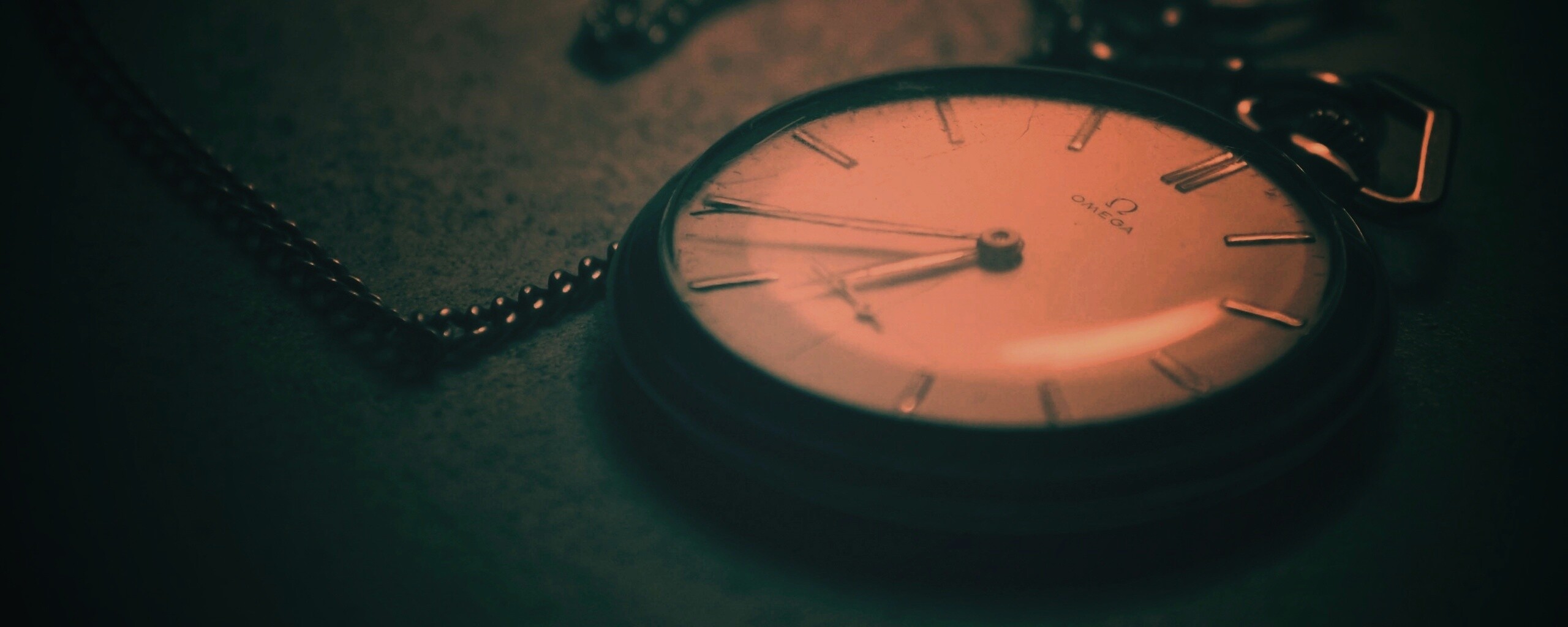 Часы на цепочке обои