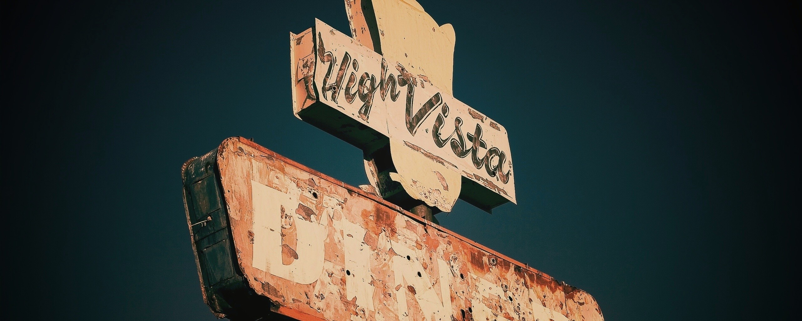 Вывеска заброшенного ресторанчика обои