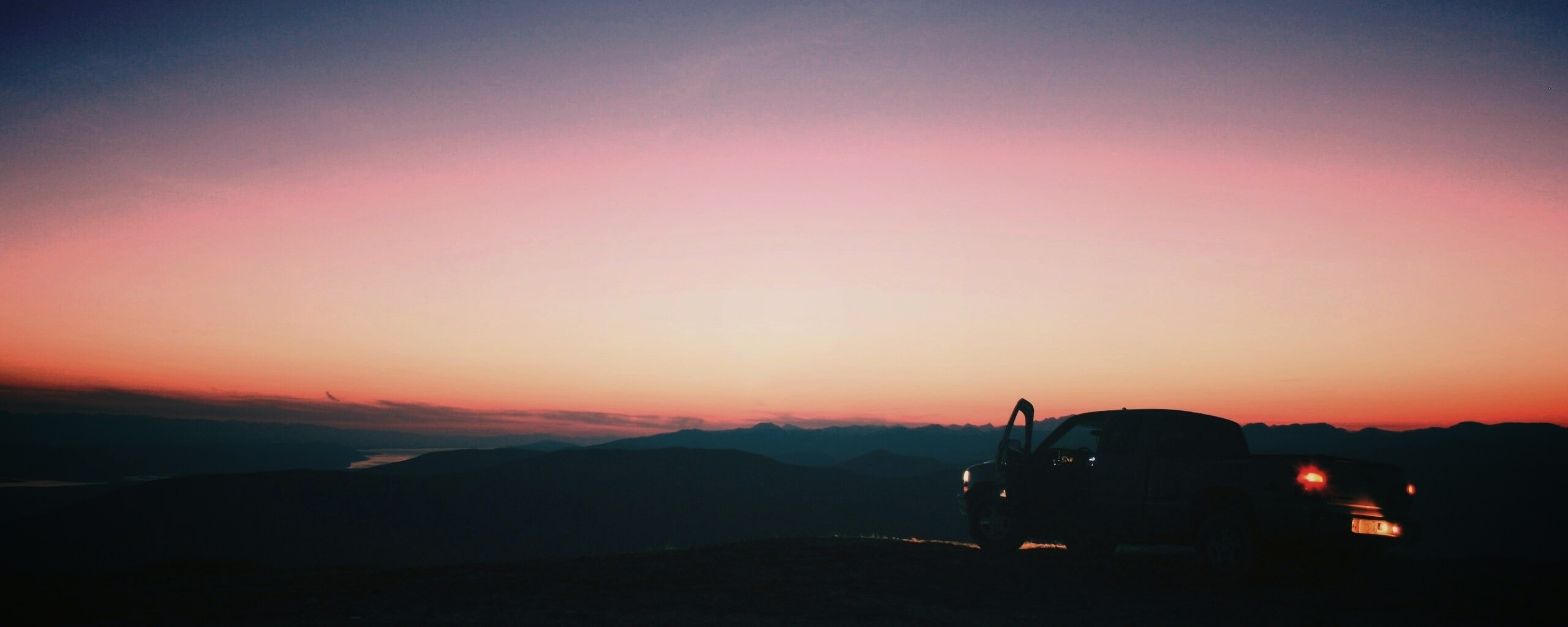 Авто на фоне заката обои