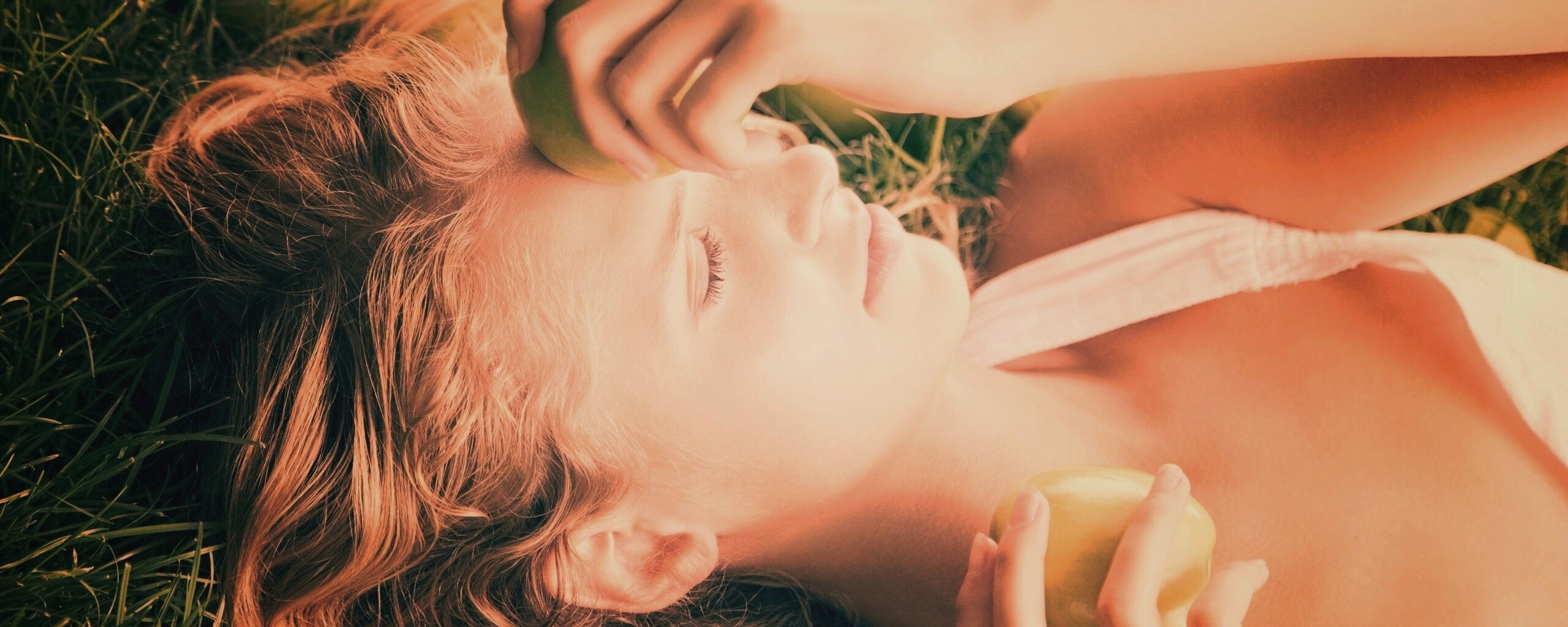 Девушка с яблоками обои