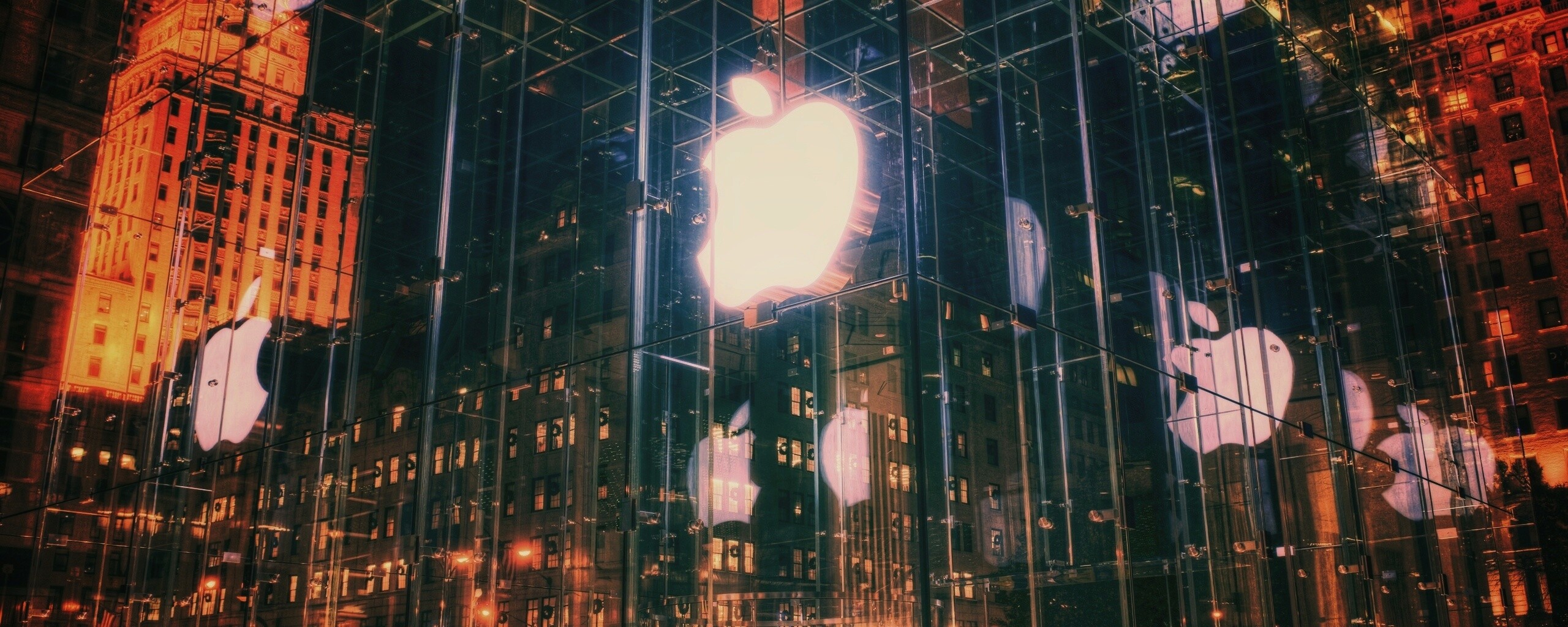 Отражение логотипа Apple в стеклянном здании обои