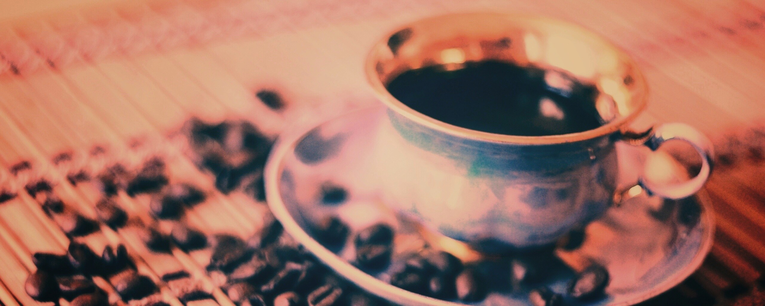 Чашка кофе и немного зерен обои