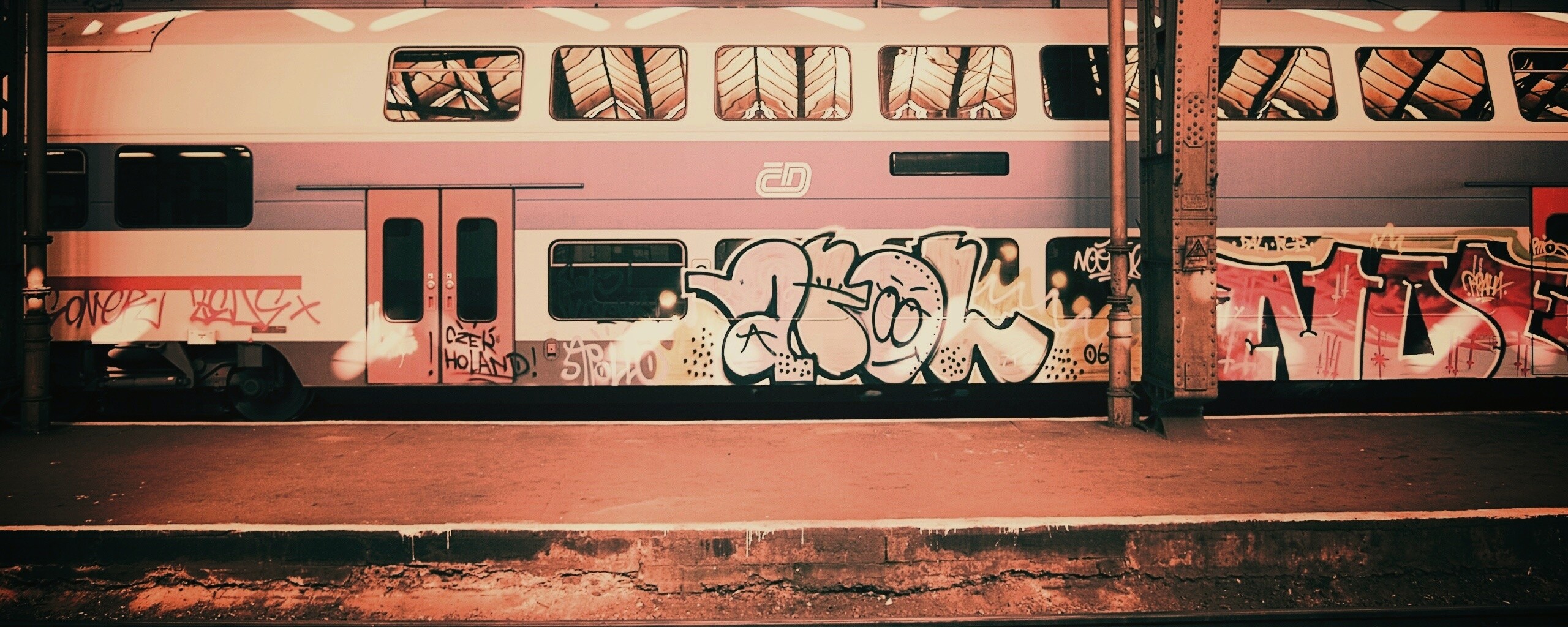 Изрисованный вагон метро обои