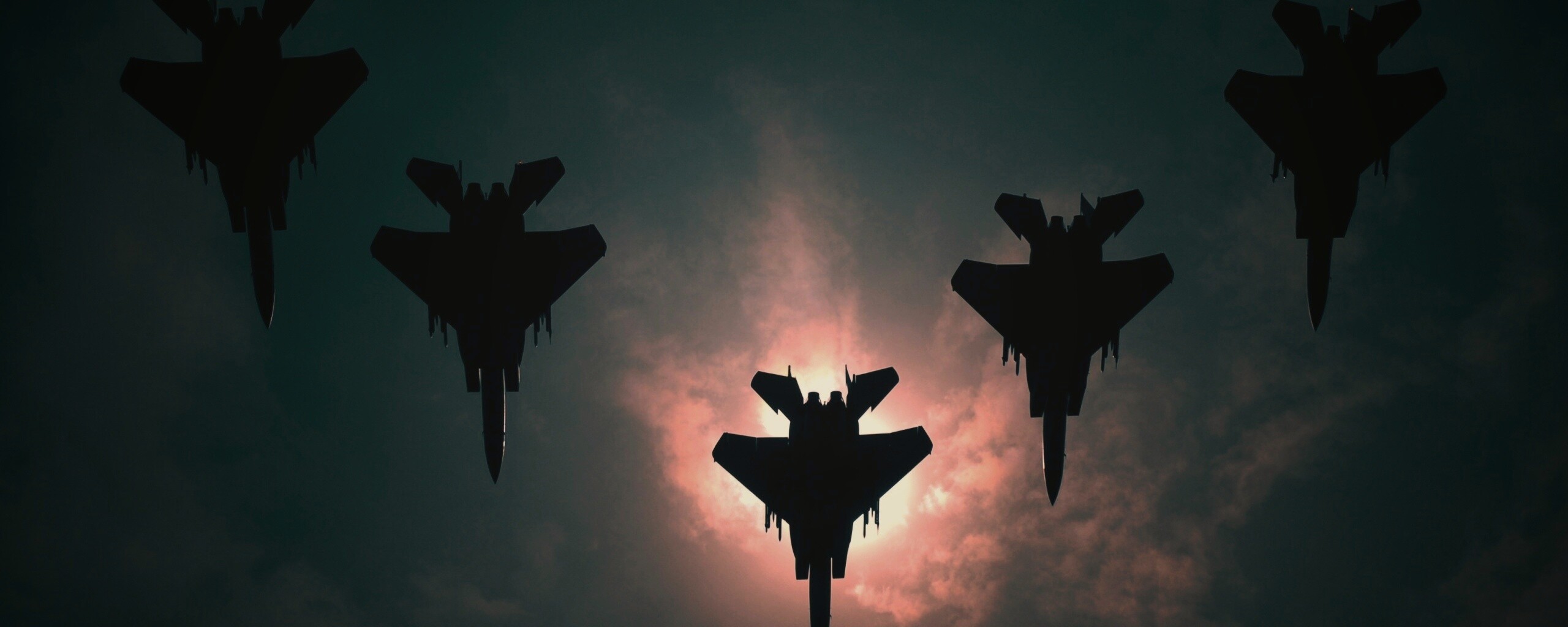 Ряд истрибителей на фоне солнца обои