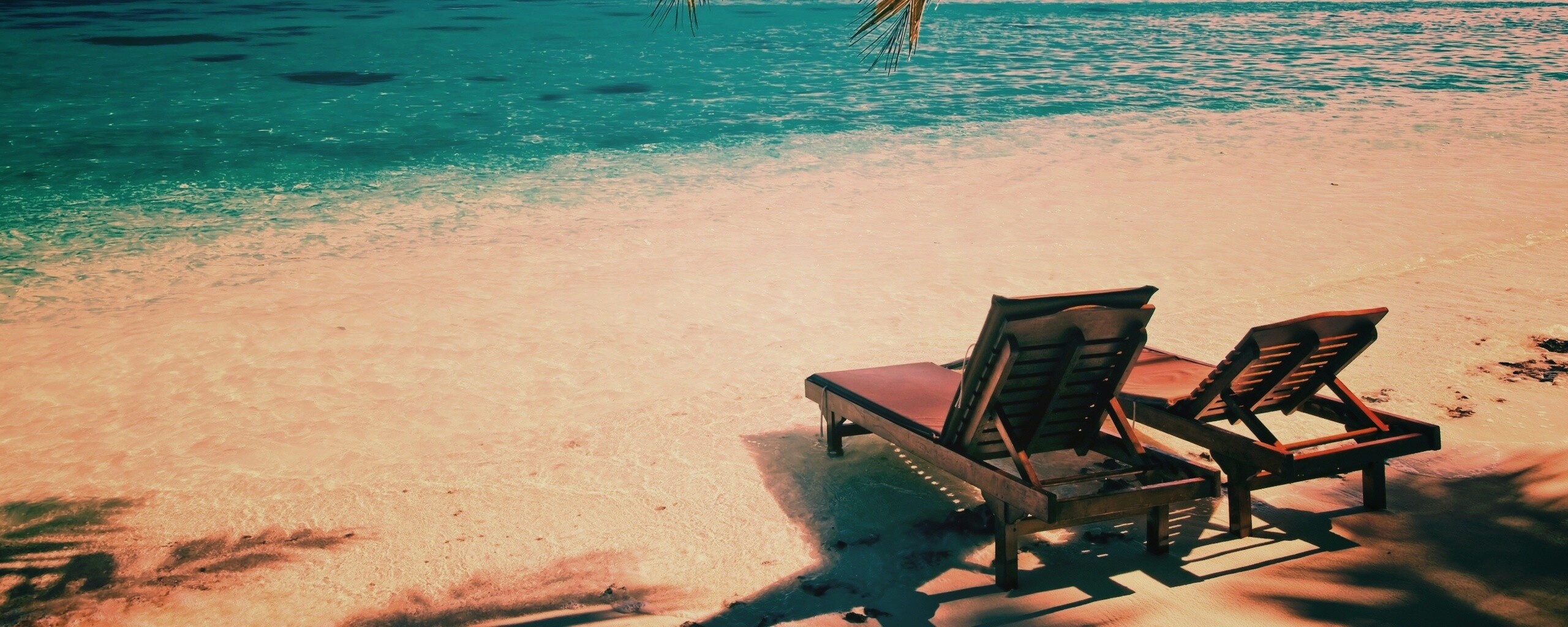 Шезлонги у самой воды обои