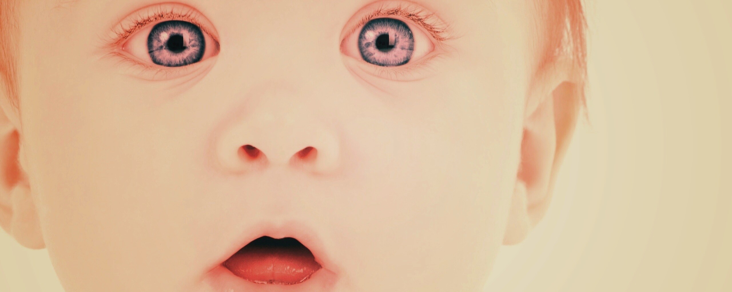 Удивлённый малыш обои