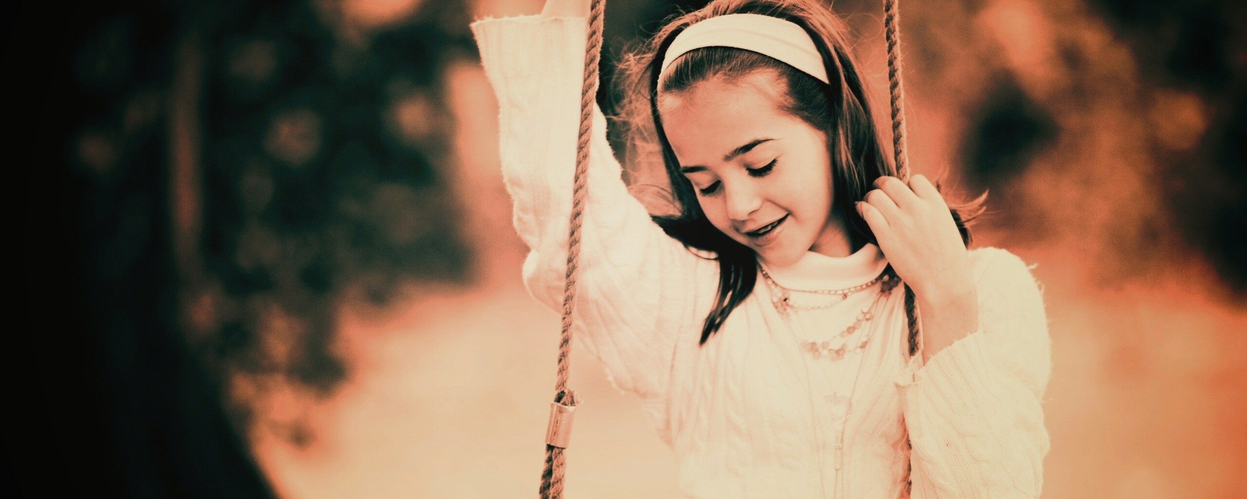 Девочка на качелях обои