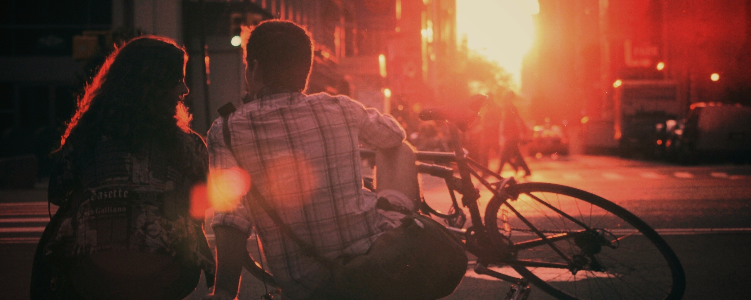 Девушка и парень с велосипедом на закате обои