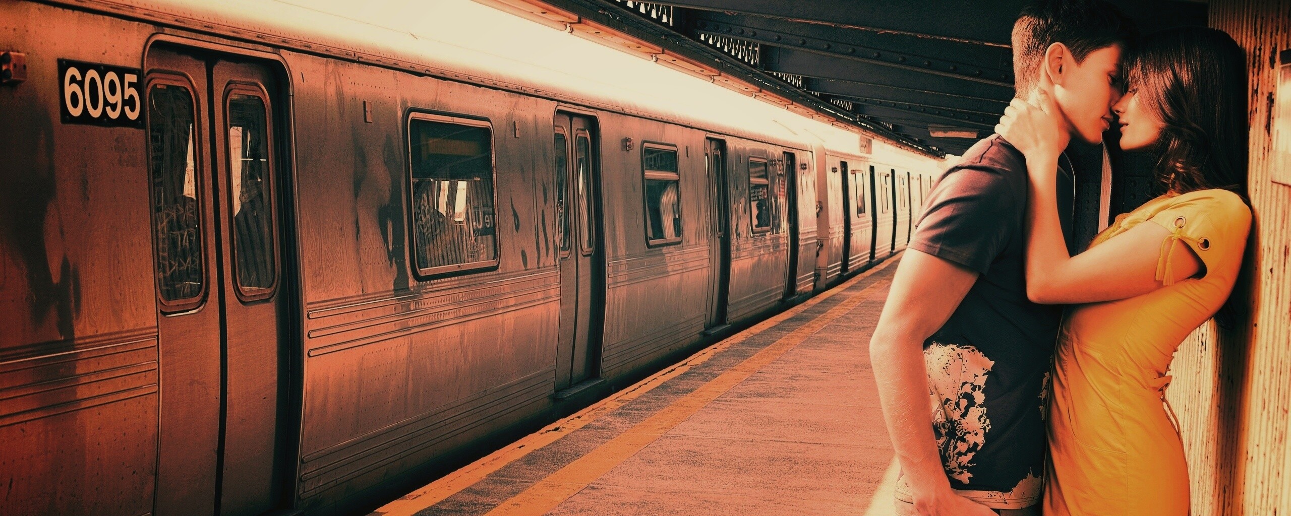 Прощание на станции метро обои