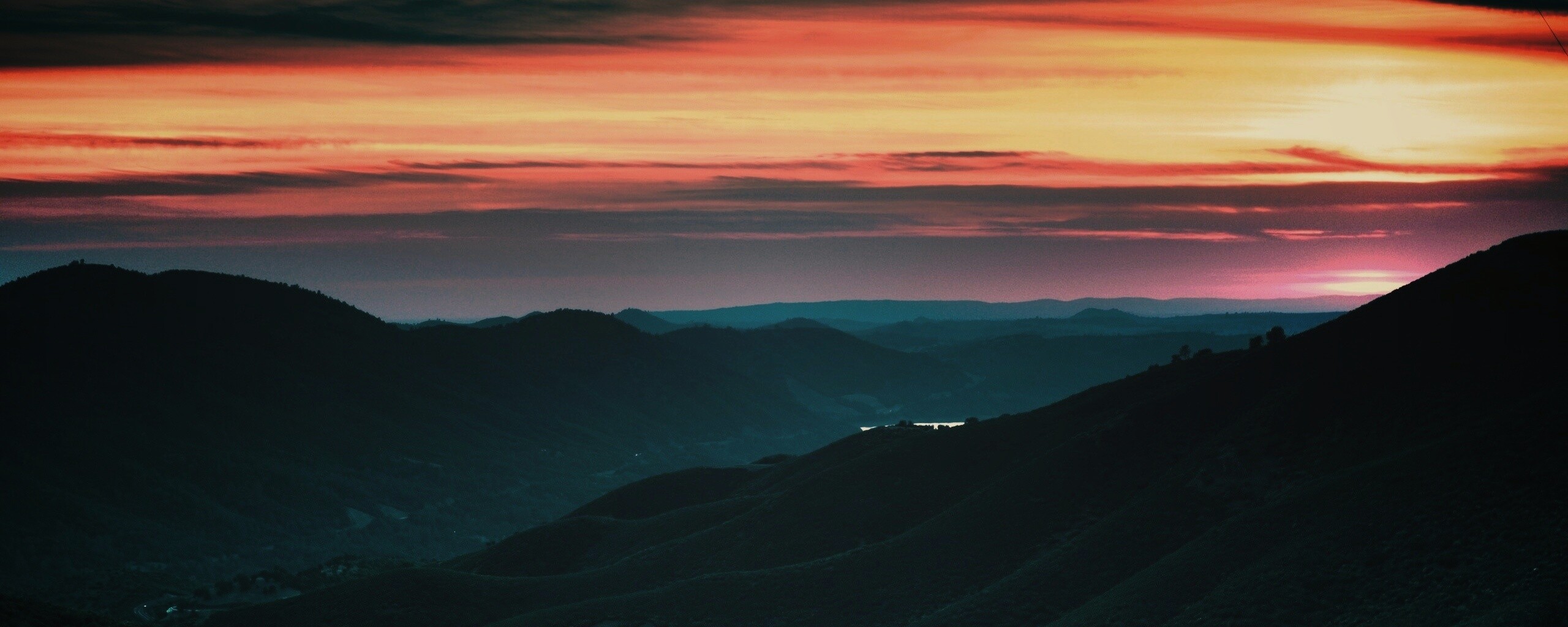 Дорога спускается с гор в долину обои