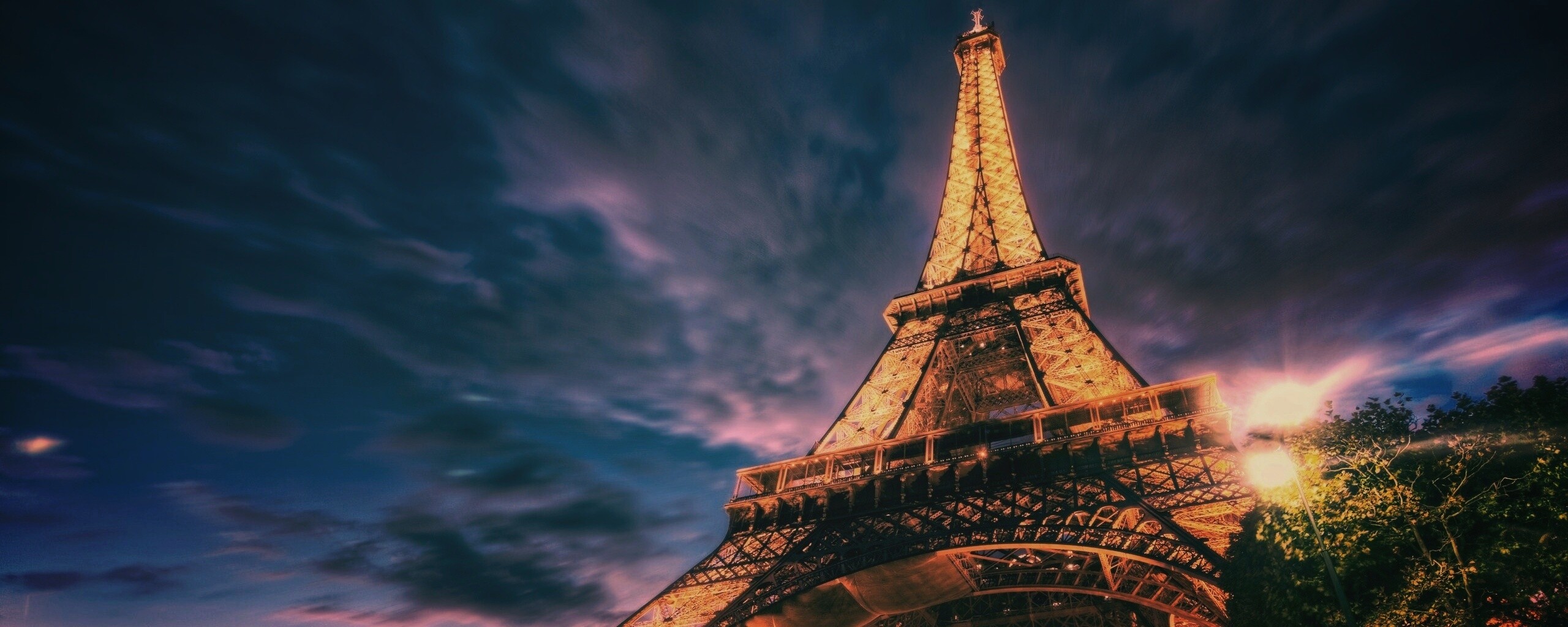 Вид снизу на Эйфелеву башню обои