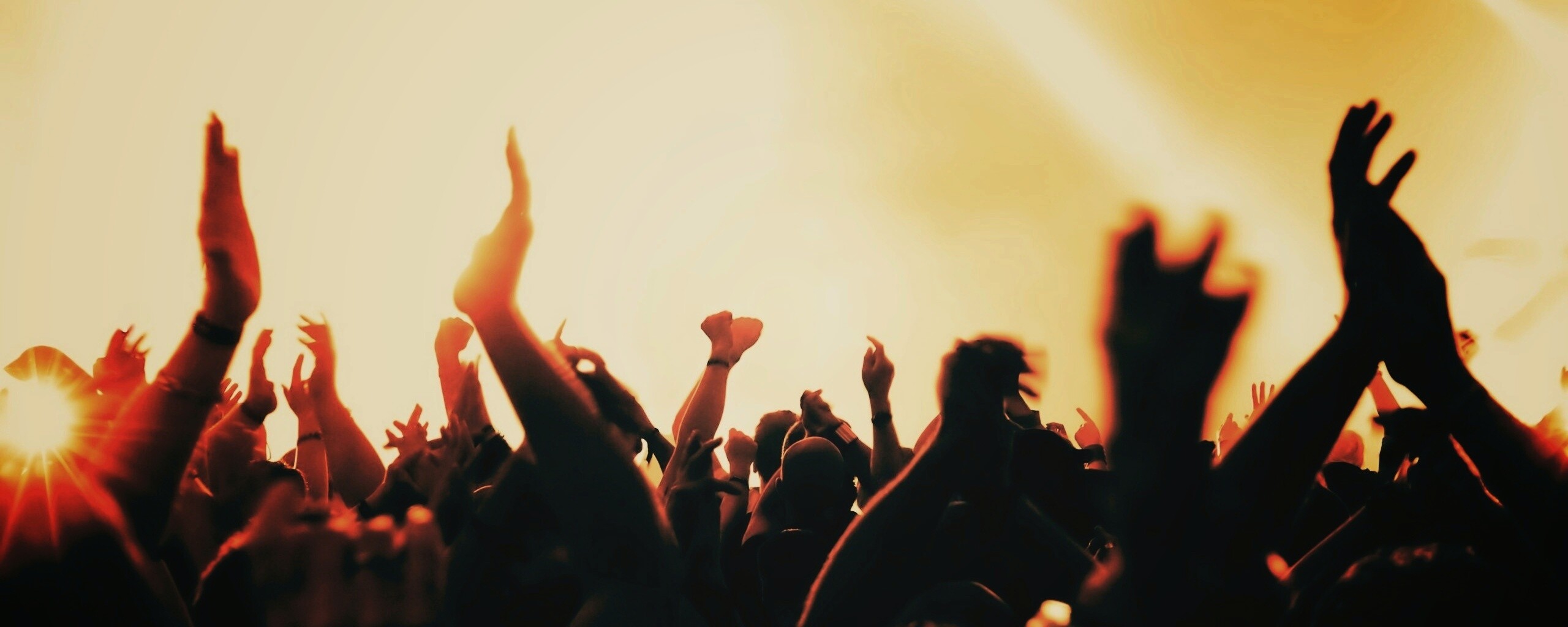 Руки людей на концерте обои