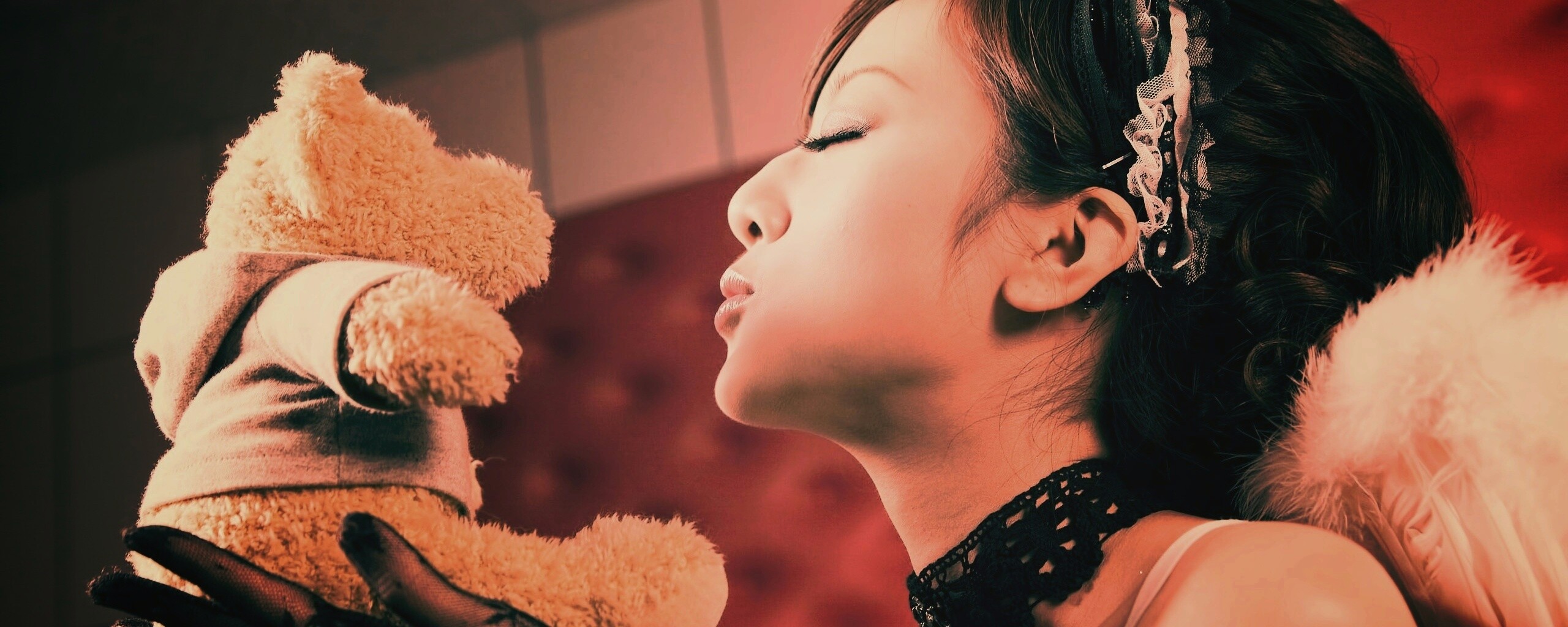 Азиатка любит медвежонка обои