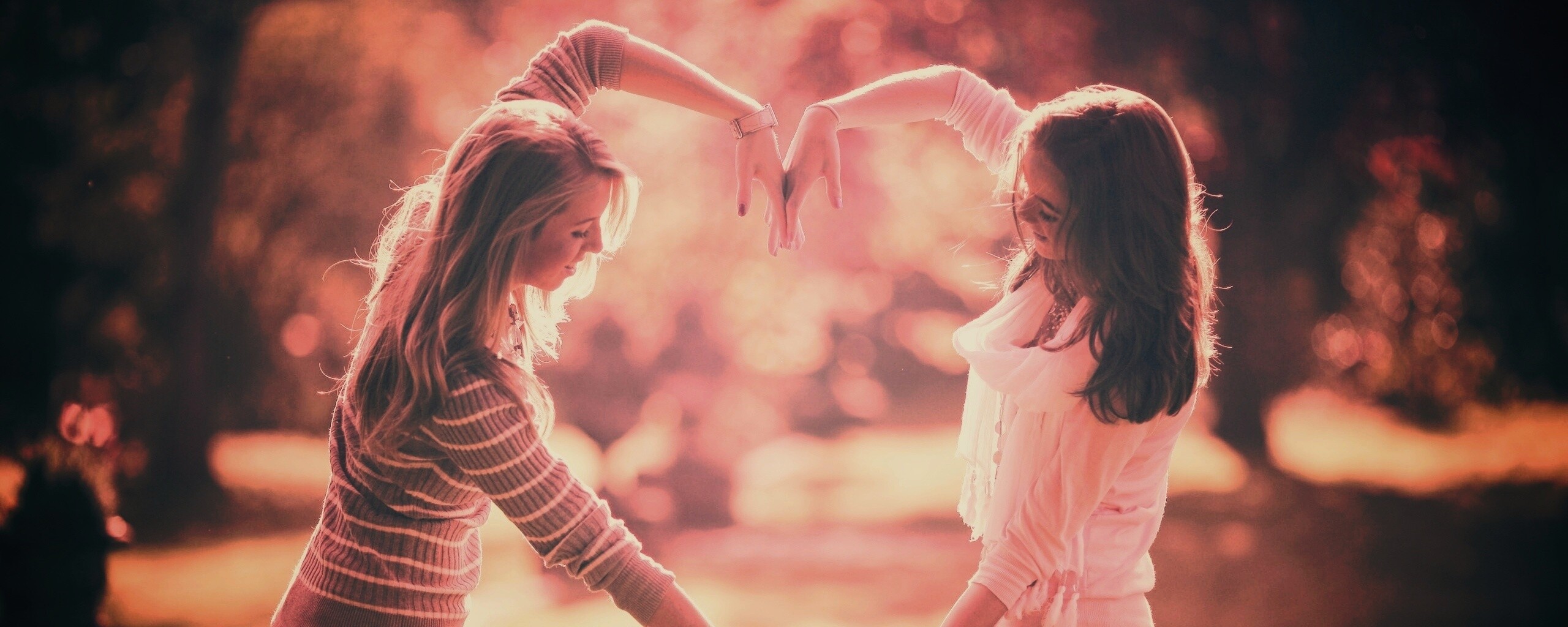 Две девушки и сердце из рук обои