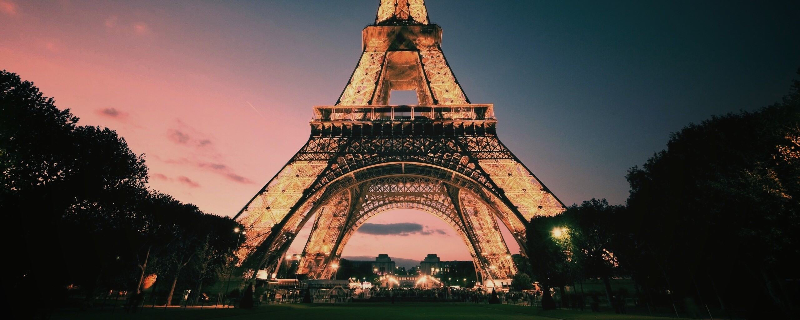 Светящаяся эйфелева башня обои