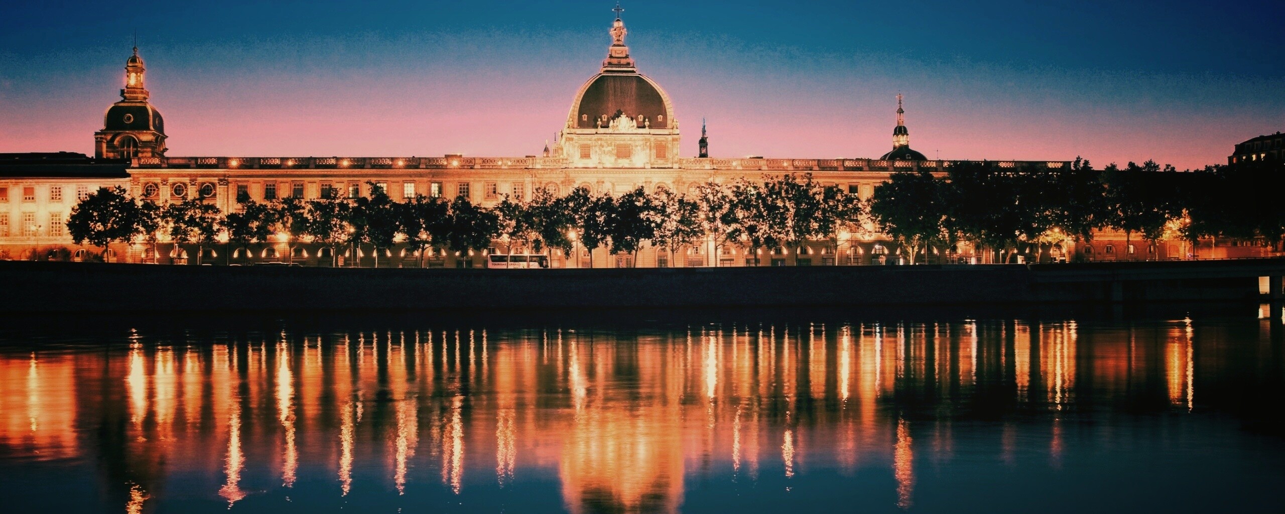 Отражение набережной обои