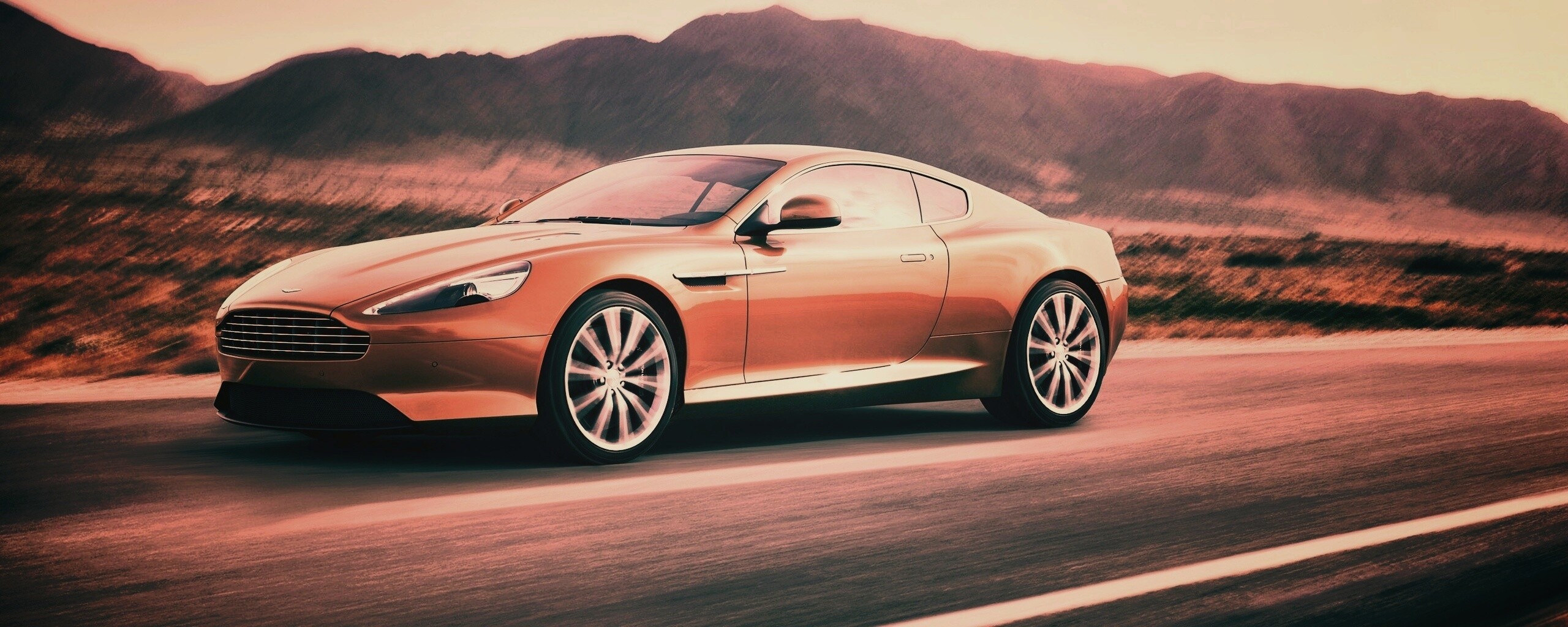 Астон Мартин на шоссе обои