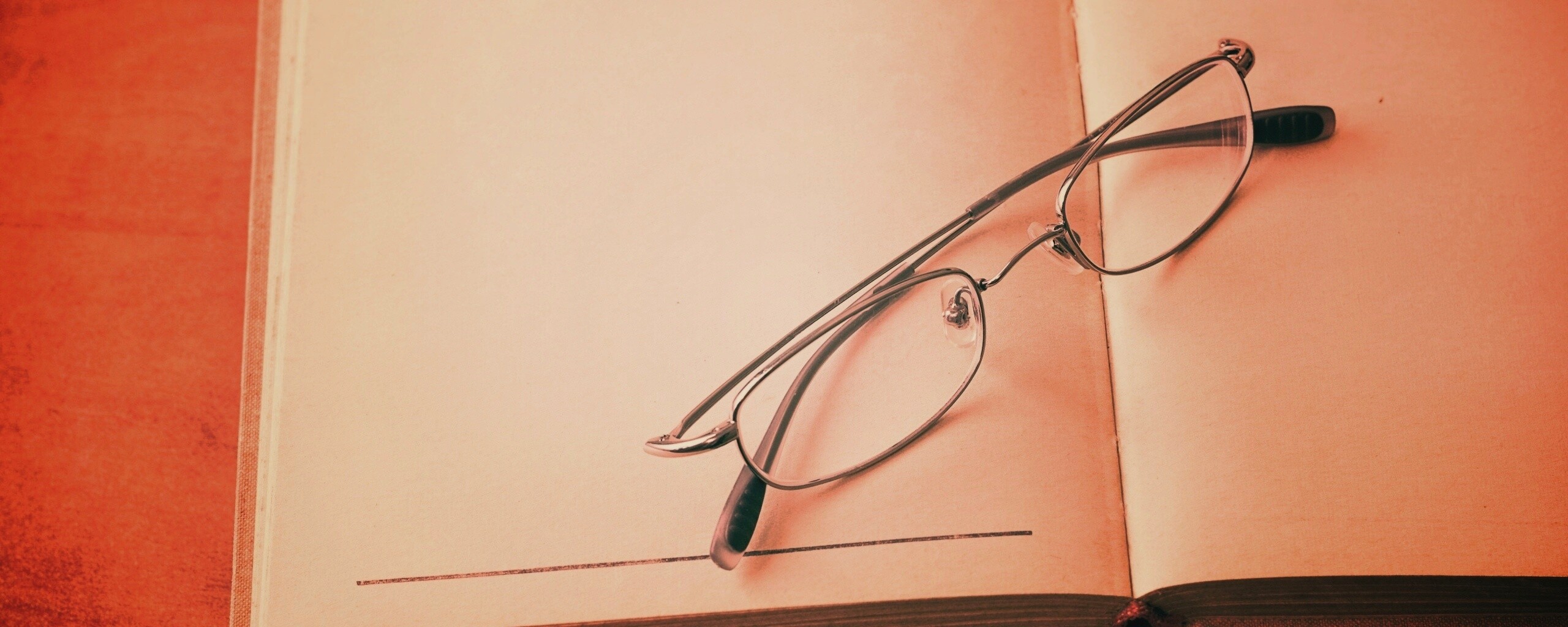 Очки и блокнот обои