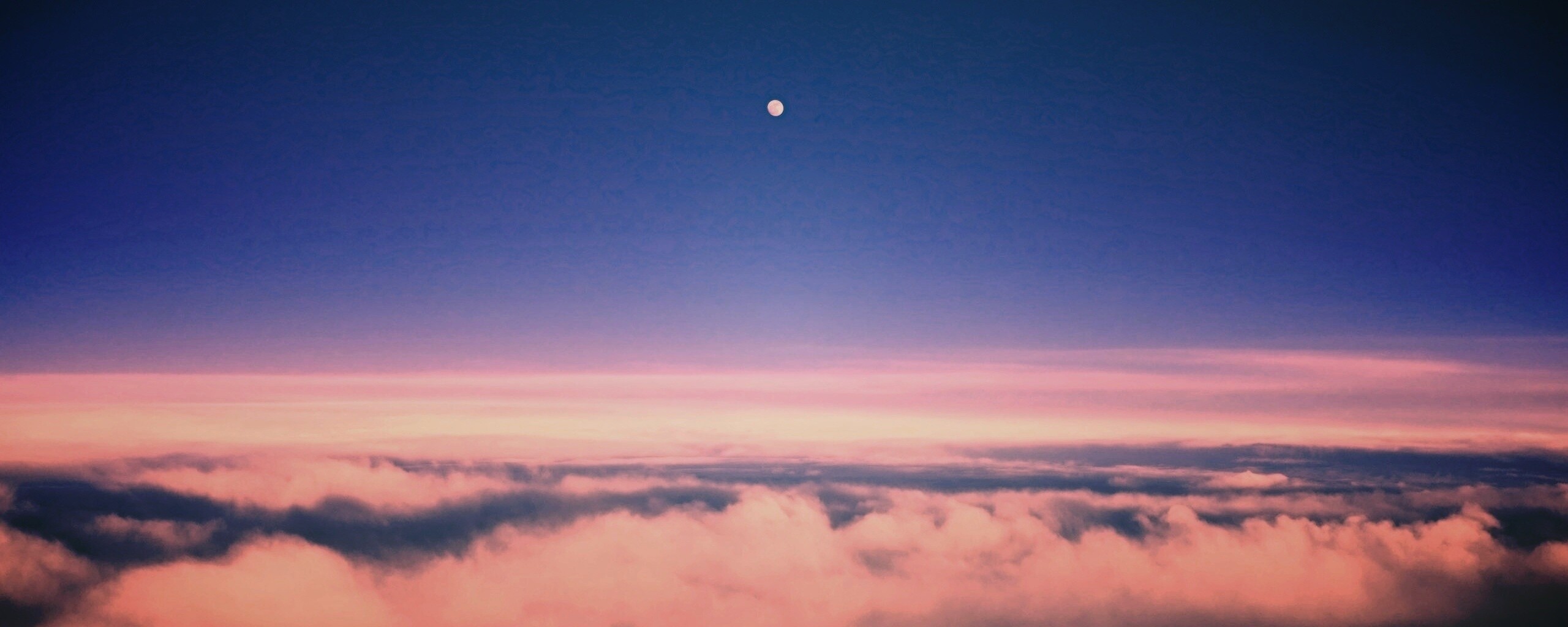 Одинокая луна над облаками обои