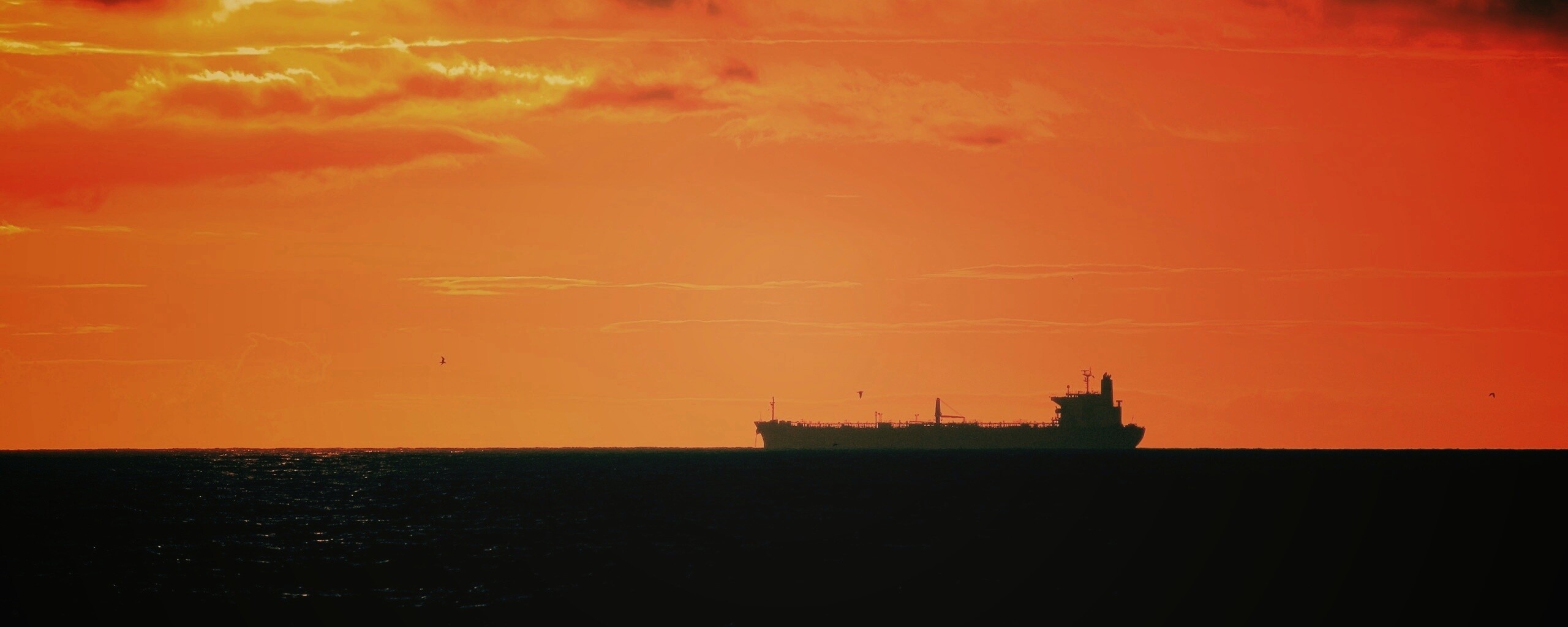 Баржа на закате обои