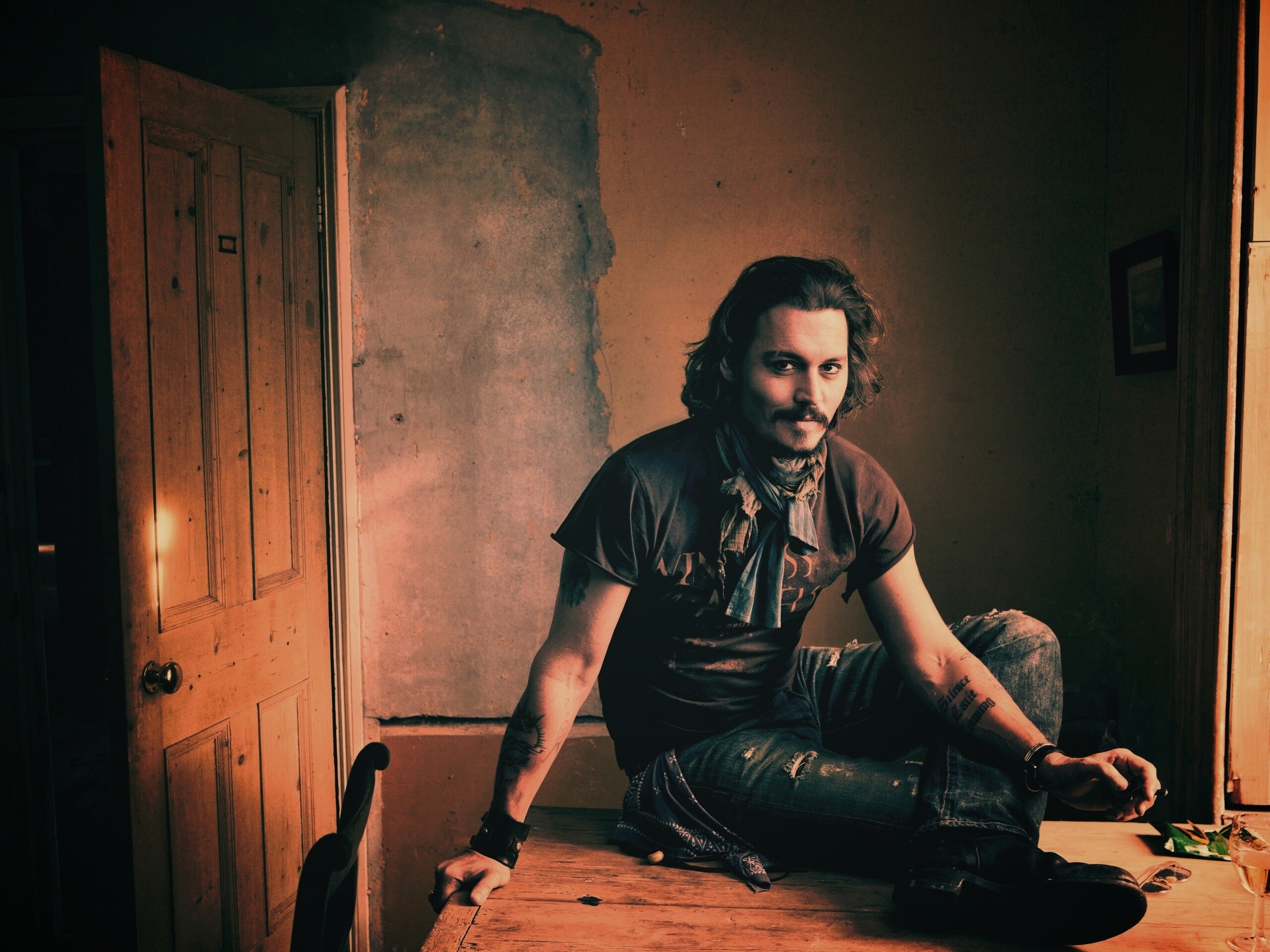 Джонни Депп на столе обои