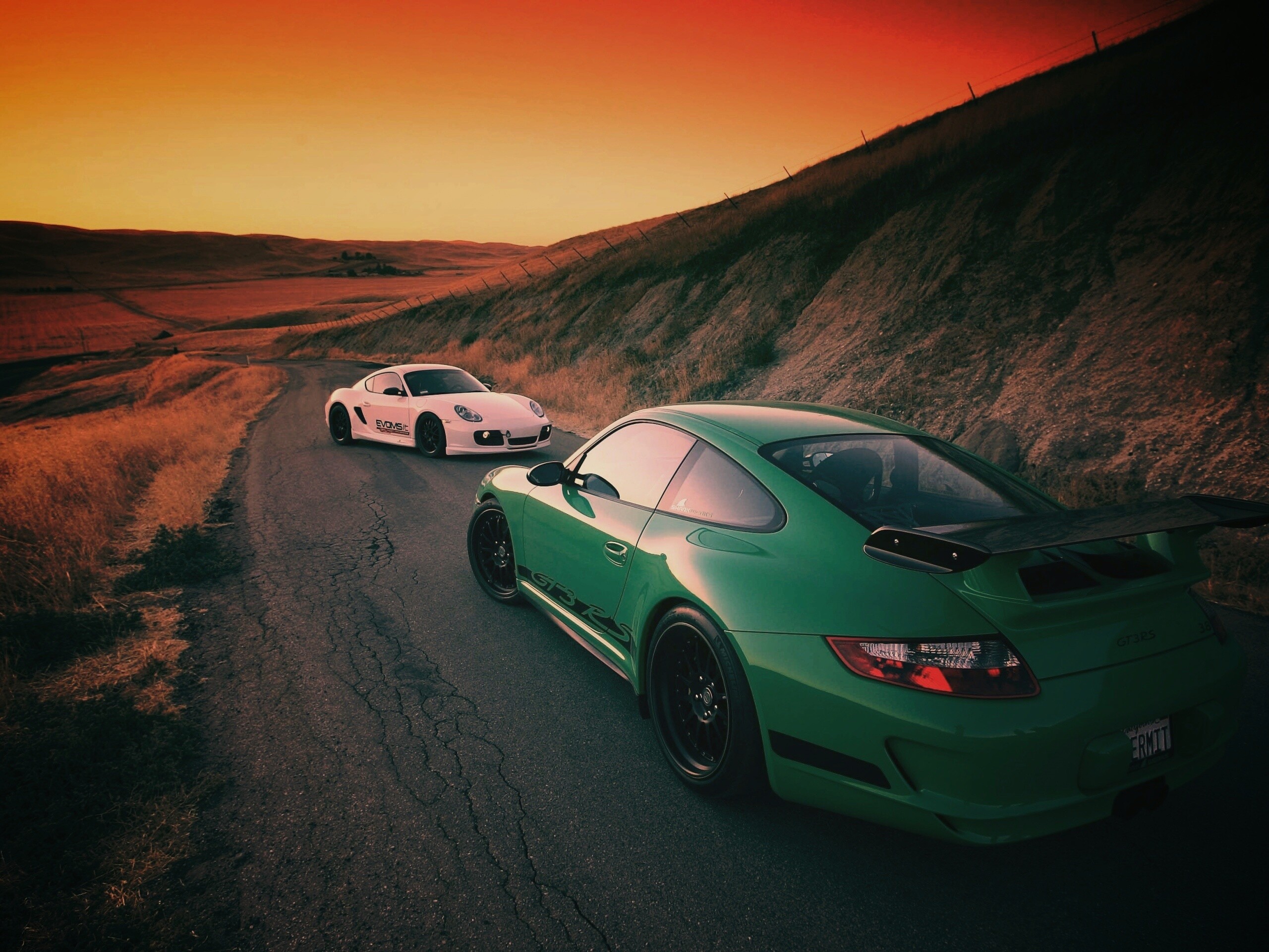 Два порша на горной дороге обои
