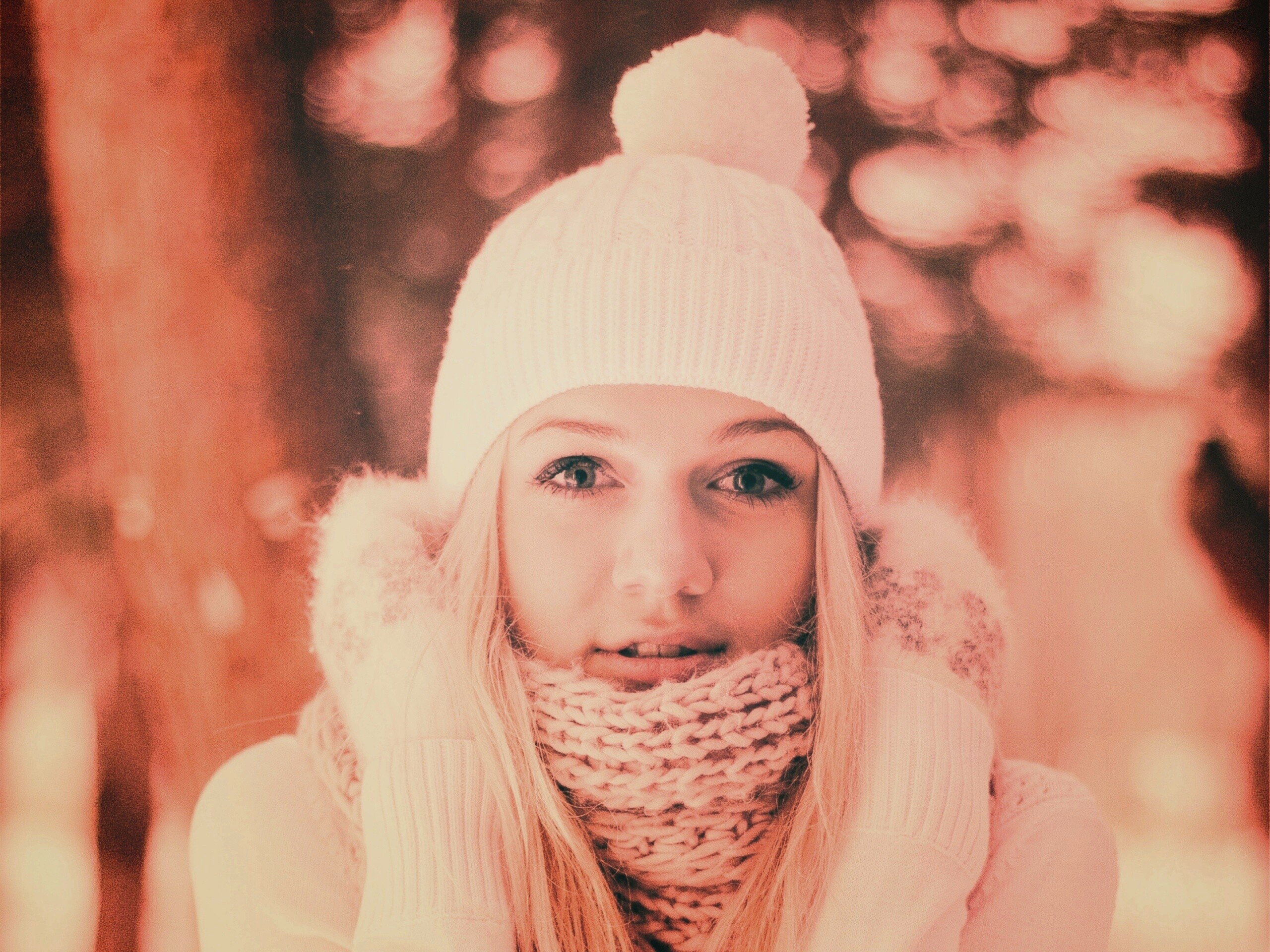 Девушка в белом в снежном лесу обои