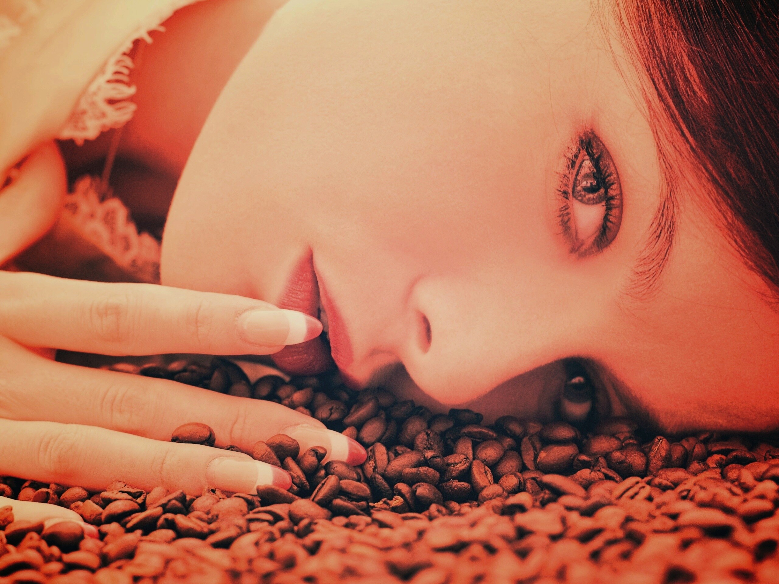 Соблазнительная девушка с кофейными зернами обои