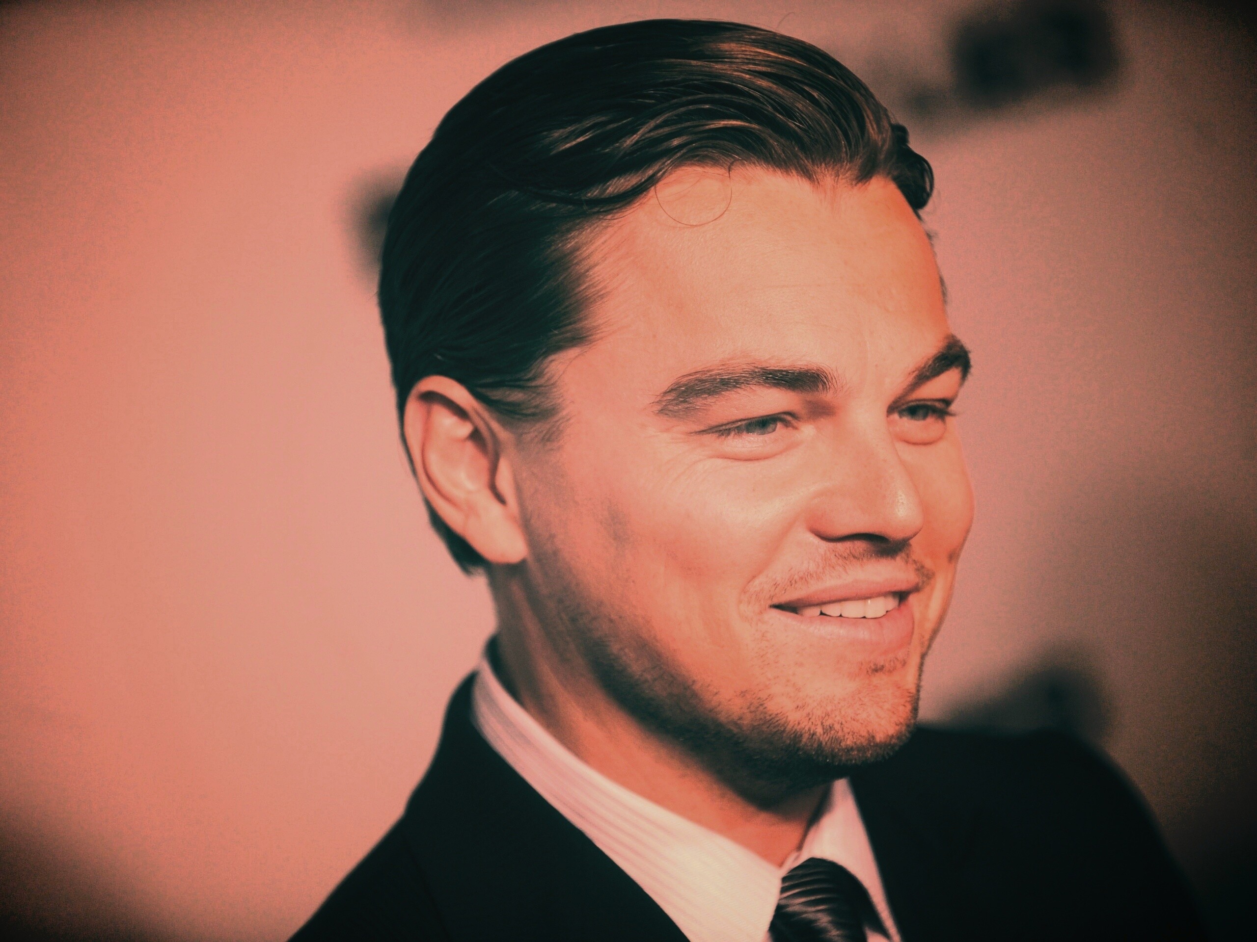 Леонардо Дикаприо в костюме обои