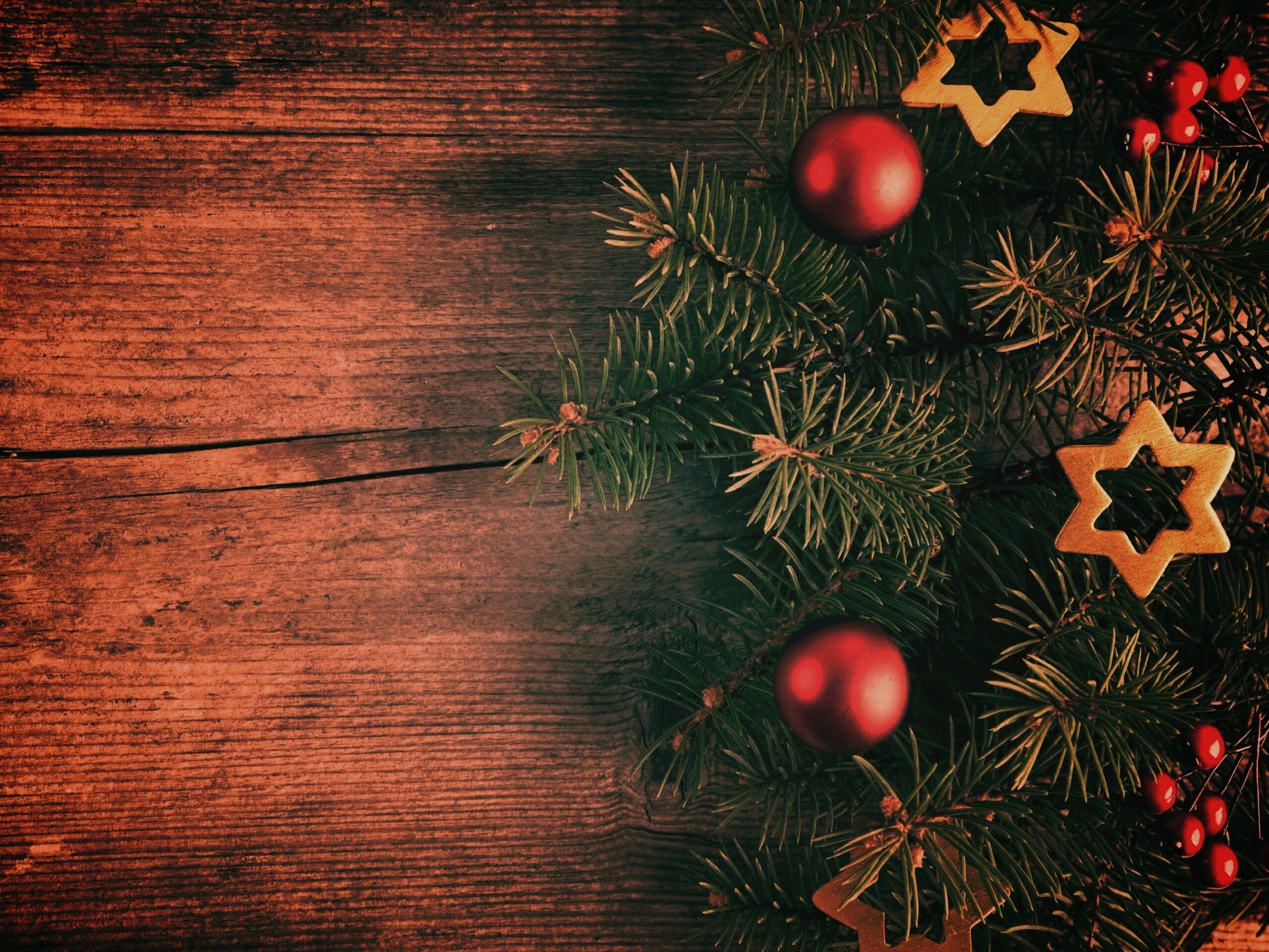 Новогодние игрушки на еловой ветке обои