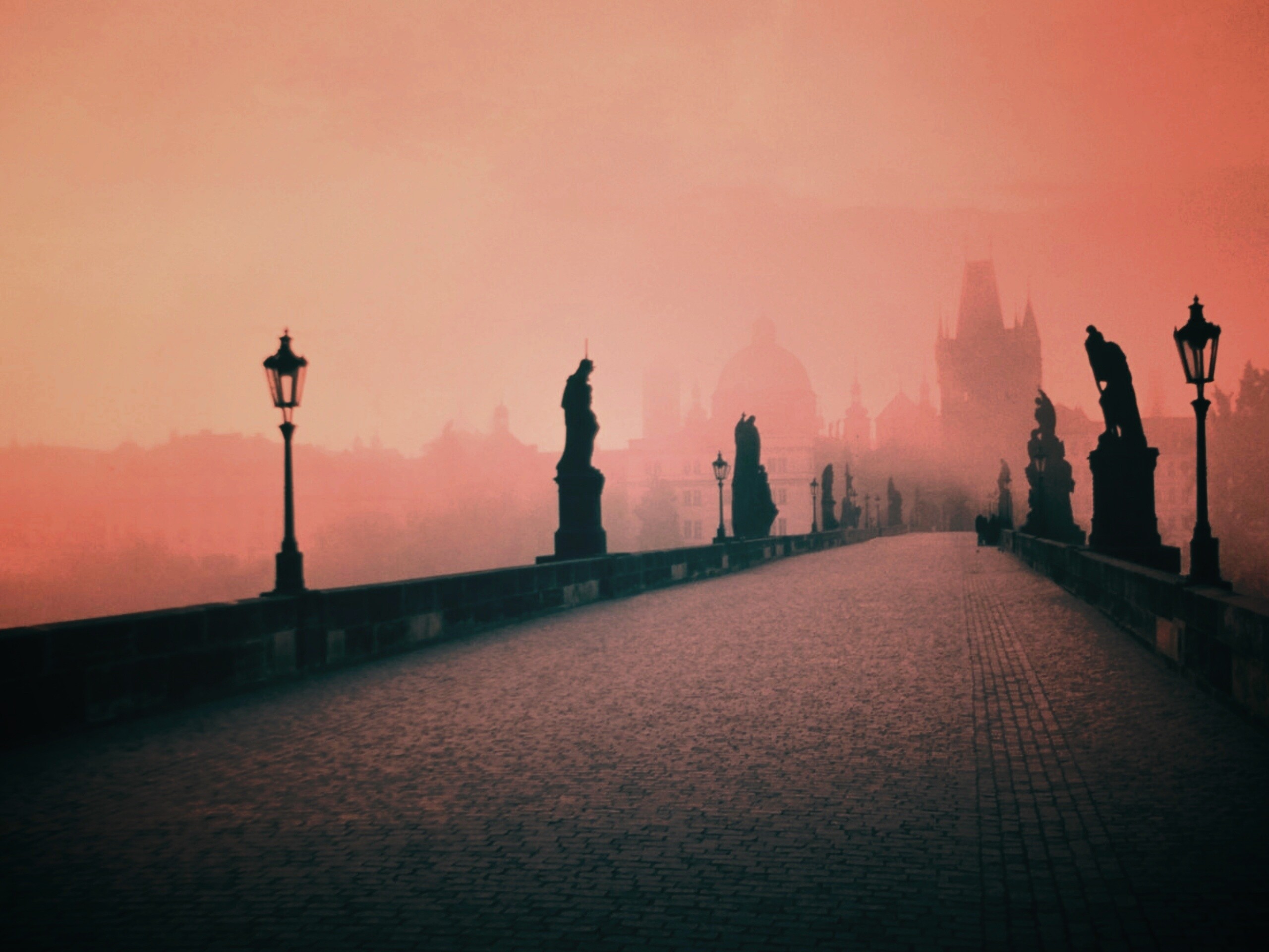 Мост с скульптурами обои