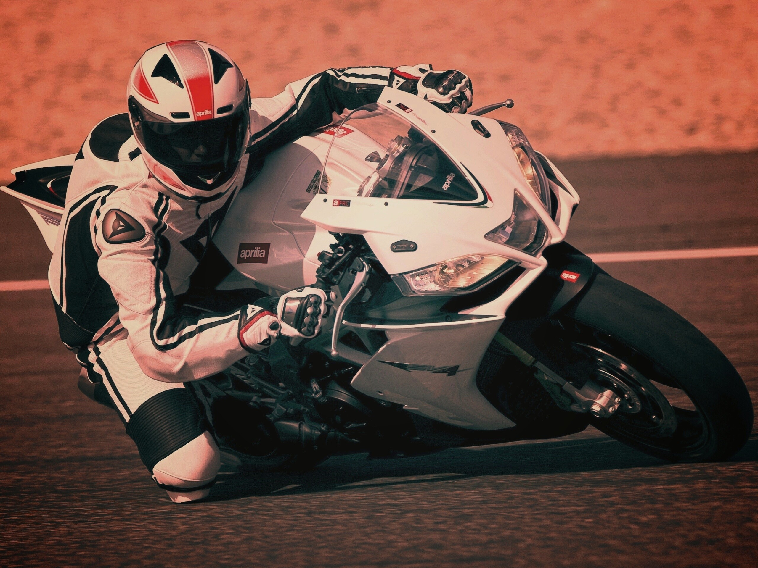 Байкер в белой экиперовкена Априлия РСВ4 обои