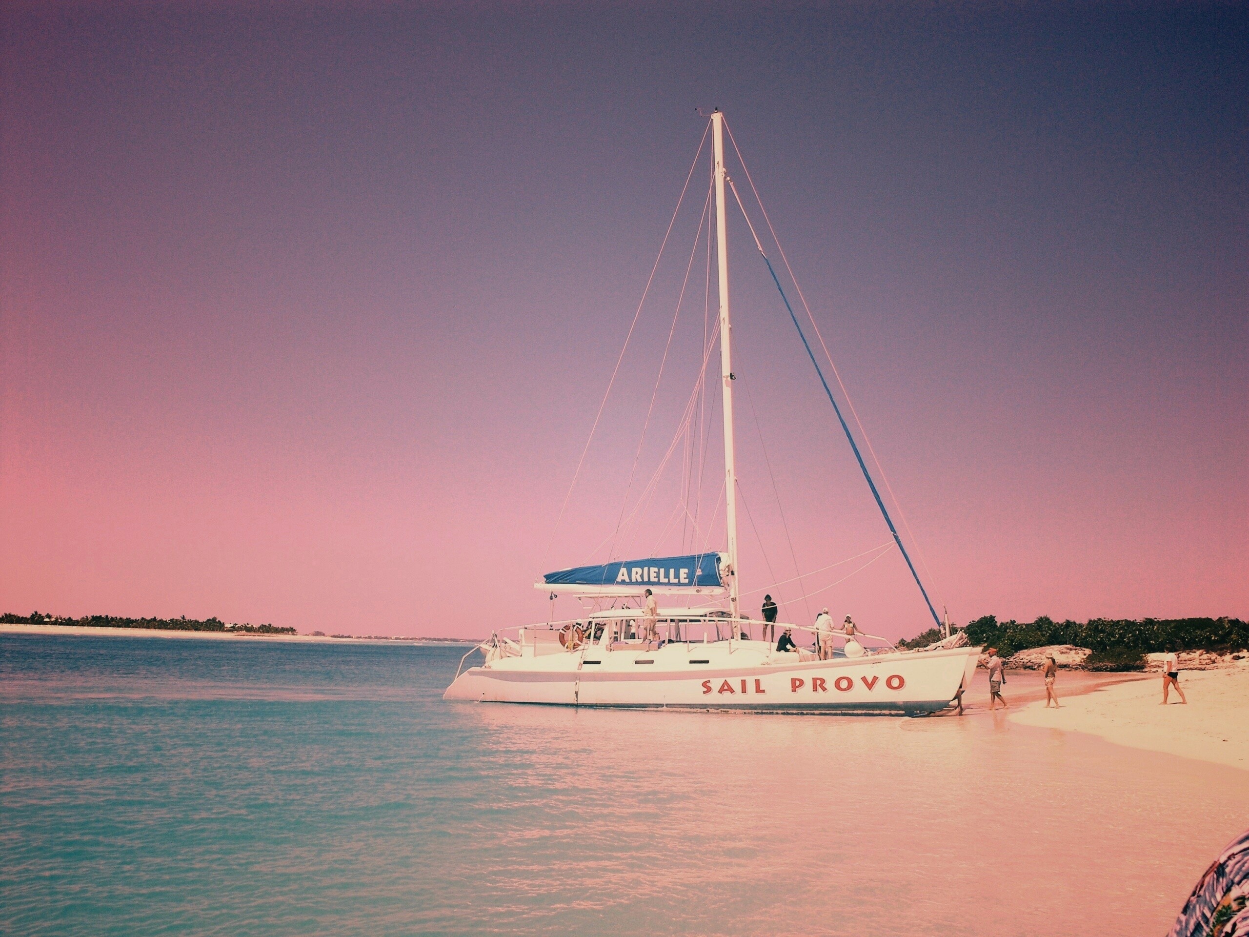 Яхта в голубой лагуне обои