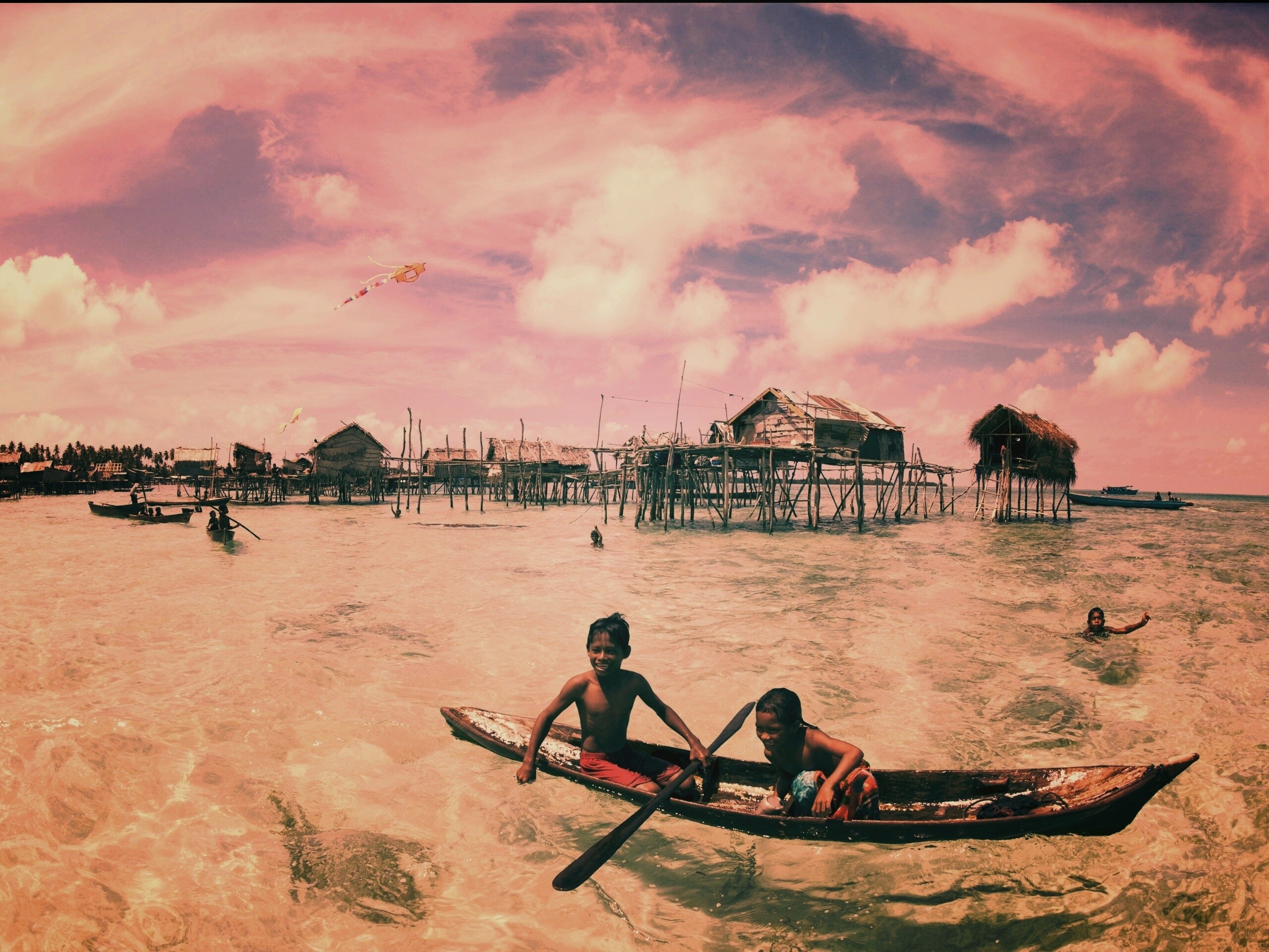 Дети в лодке у поселения туземцев обои