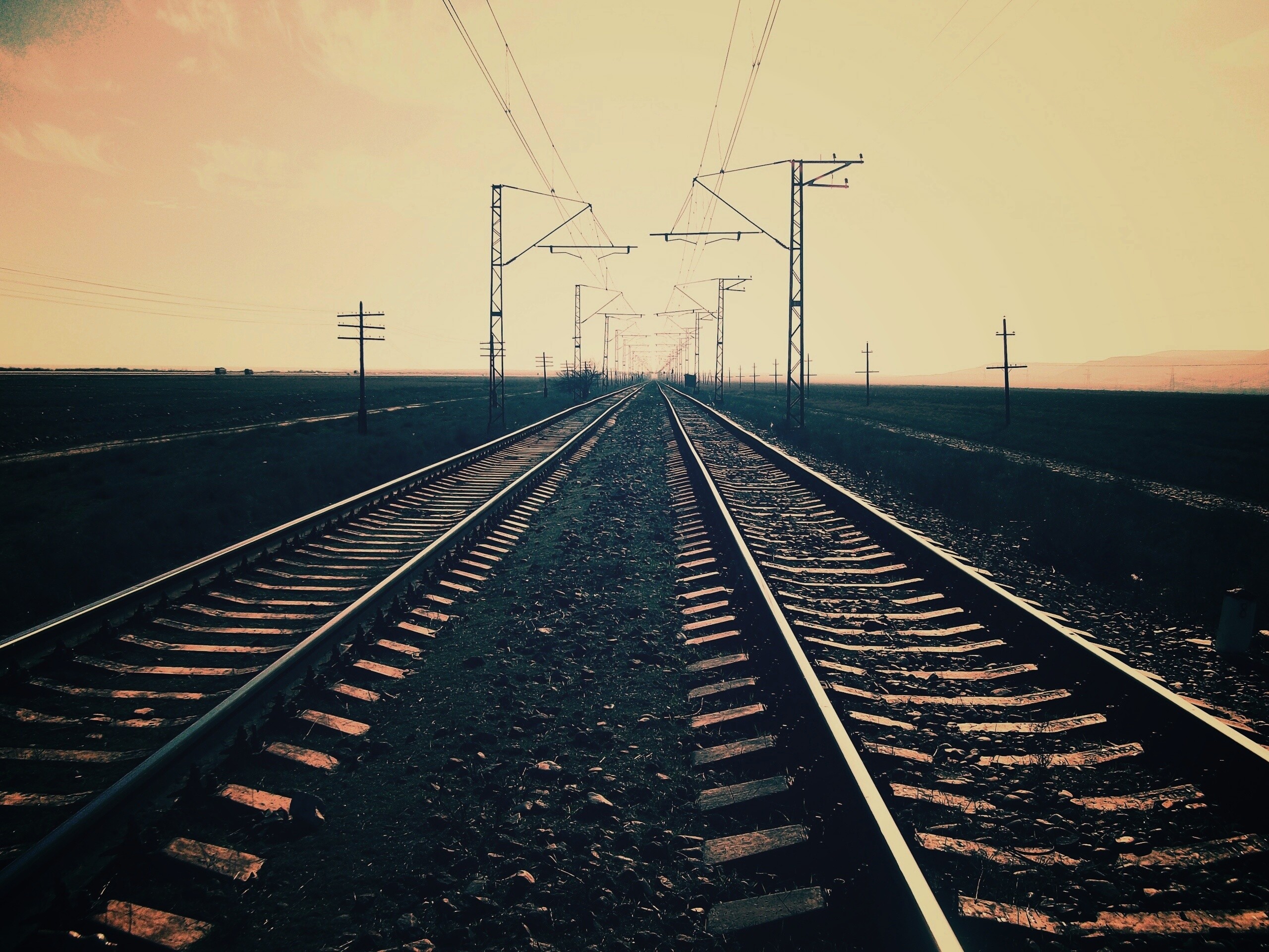Железная дорога уходит вдаль обои