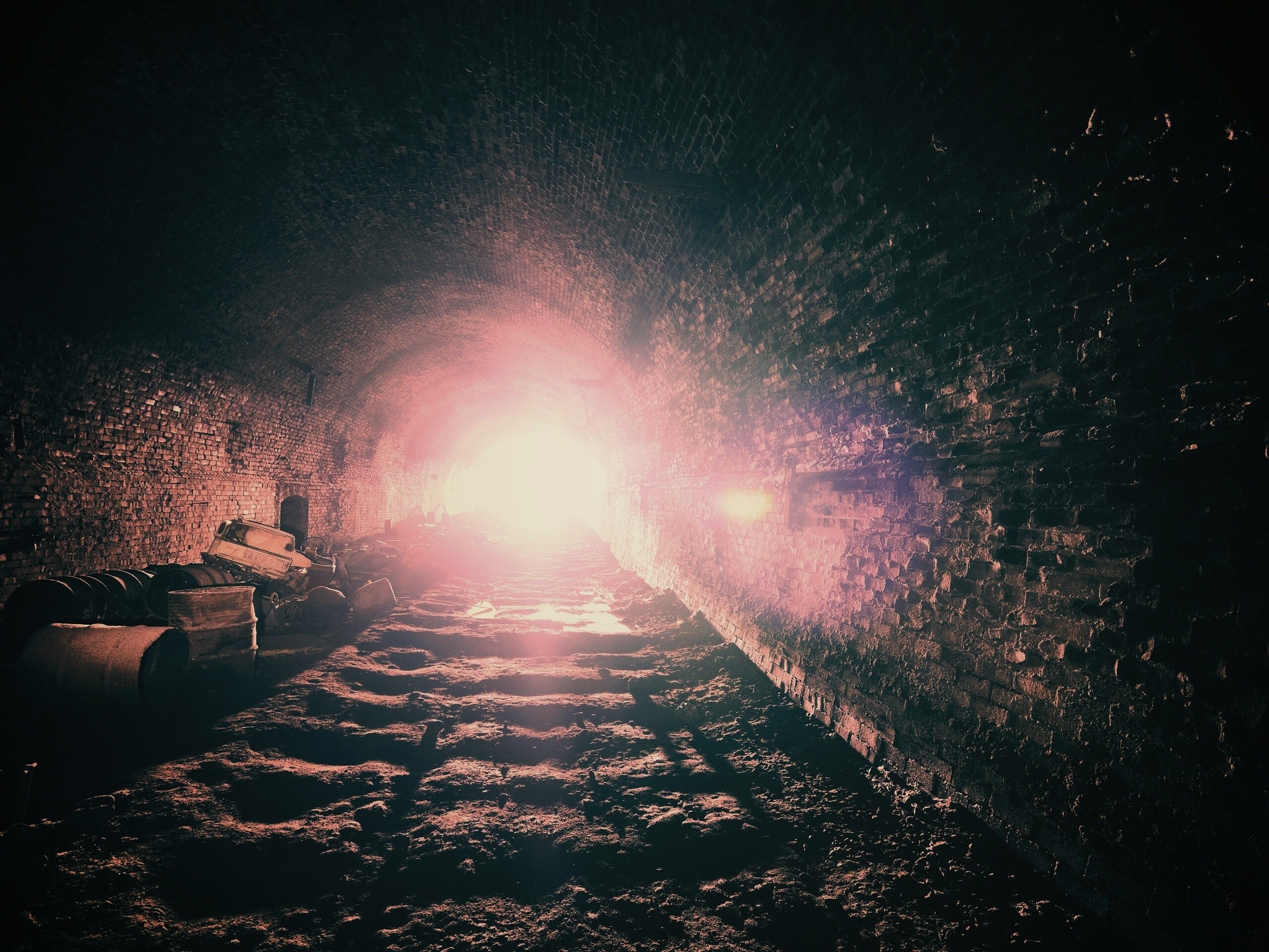 Захламленный тоннель обои