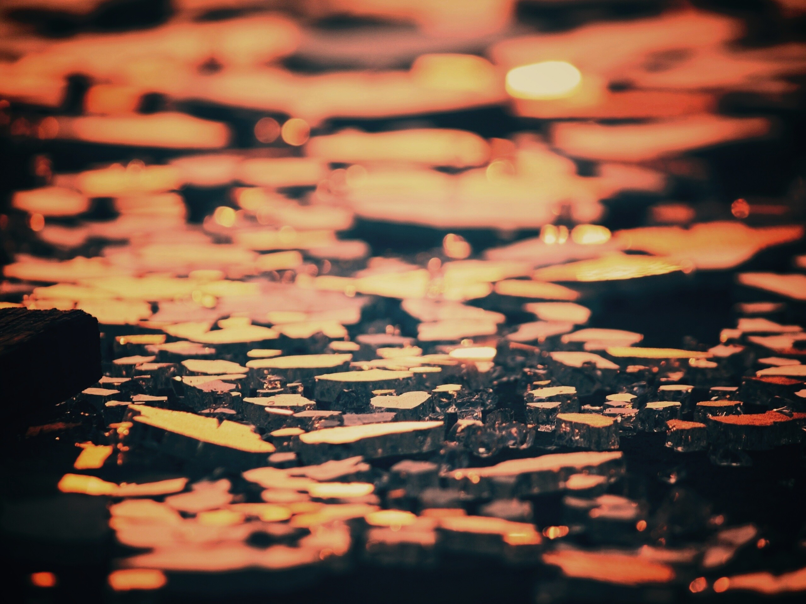 Битое стекло в лучах солнца обои