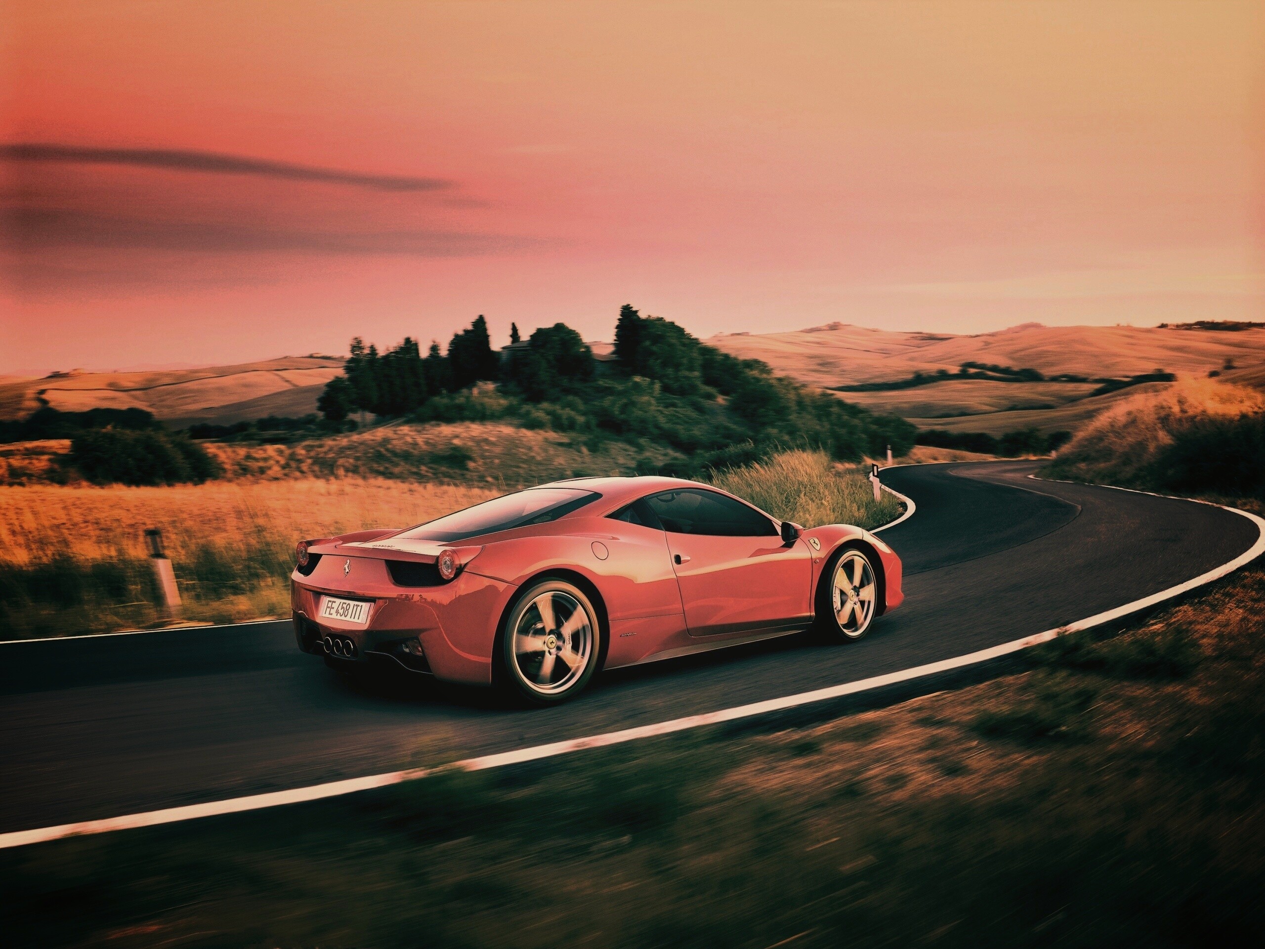 Красная феррари на извилистой дороге обои