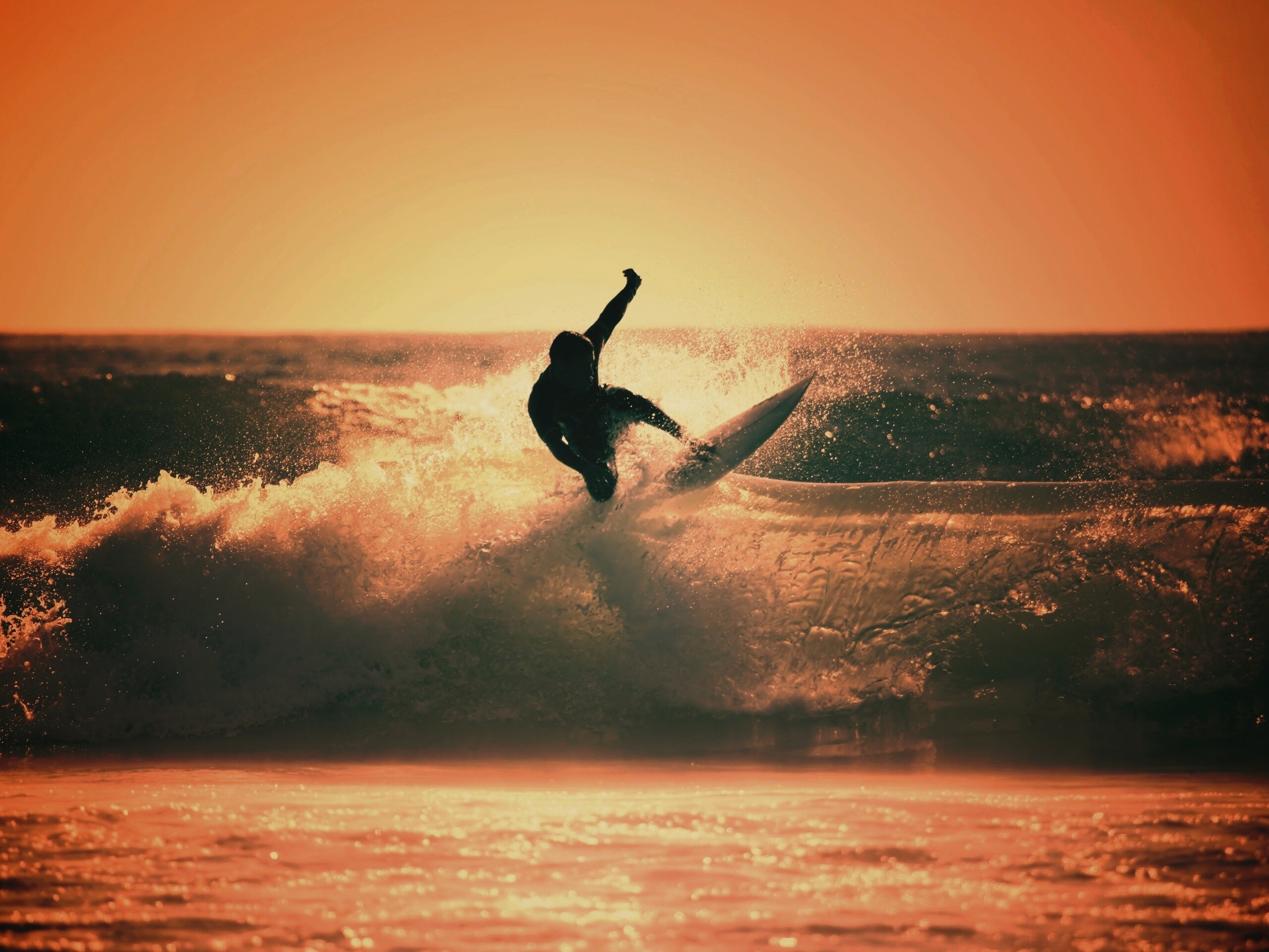 Сёрфер поймал волну обои