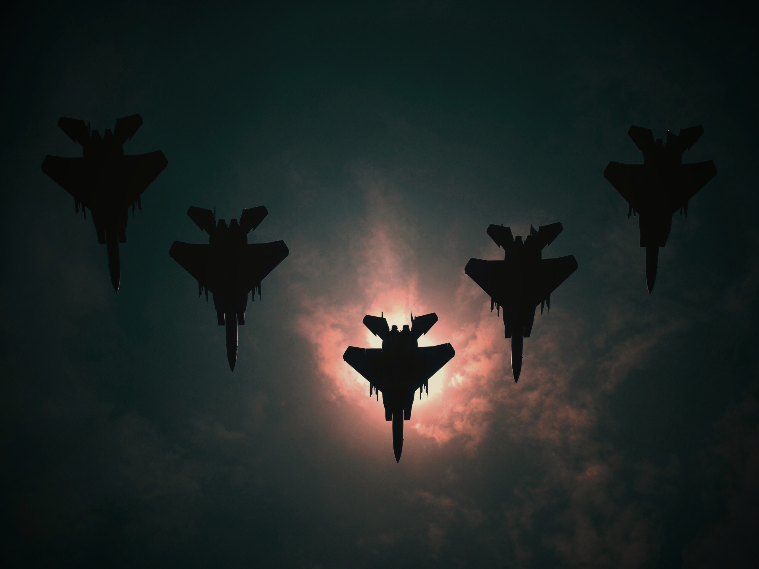 Ряд истрибителей на фоне солнца обои