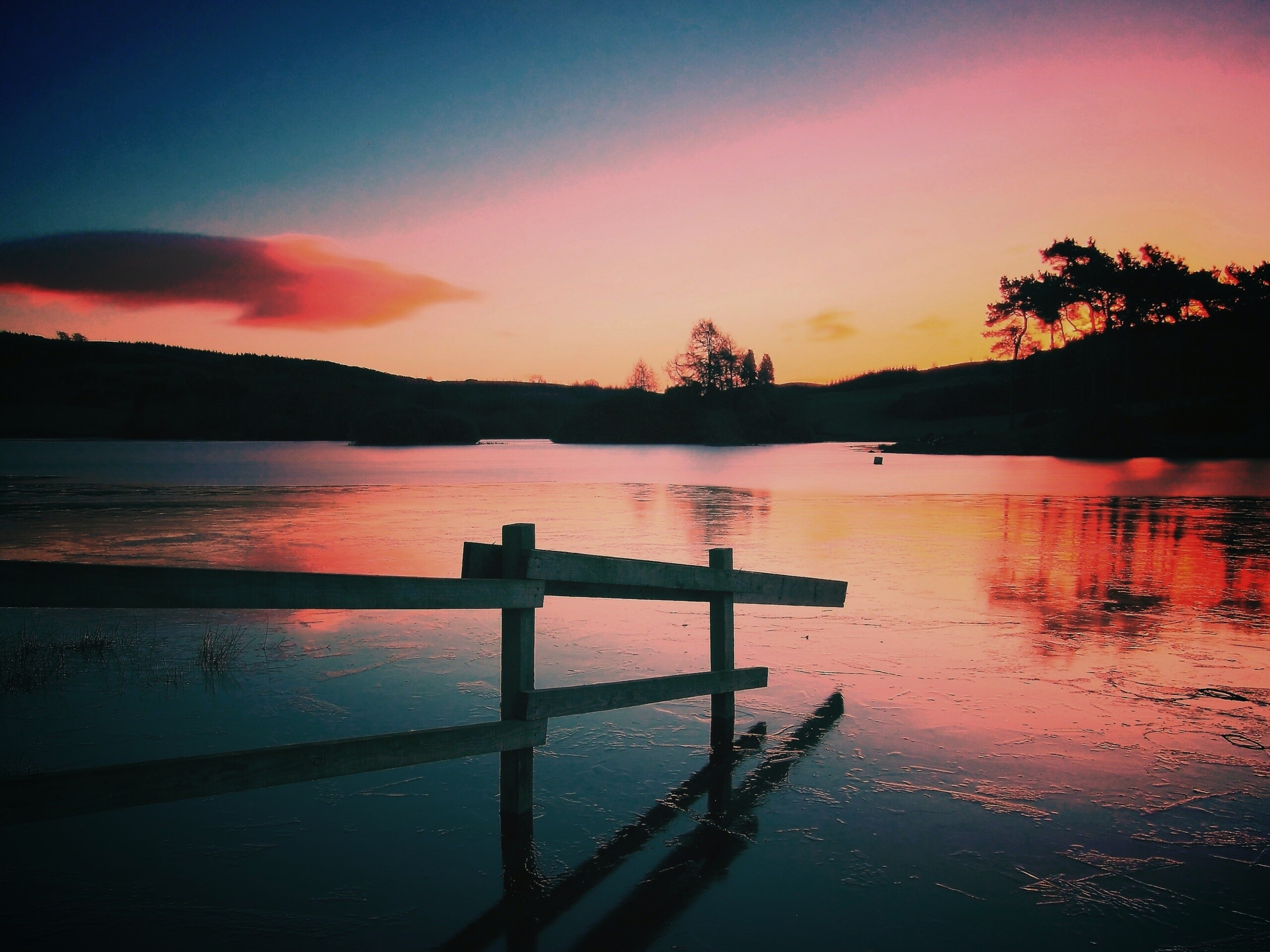 Красивый закат на озере обои