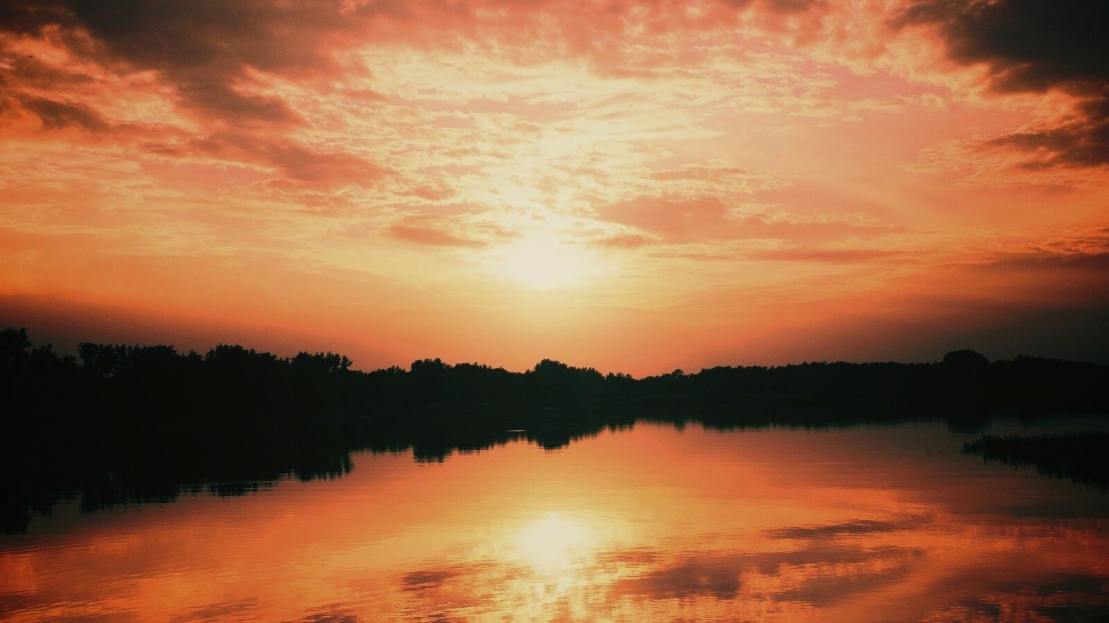 Закат отражается в озере обои