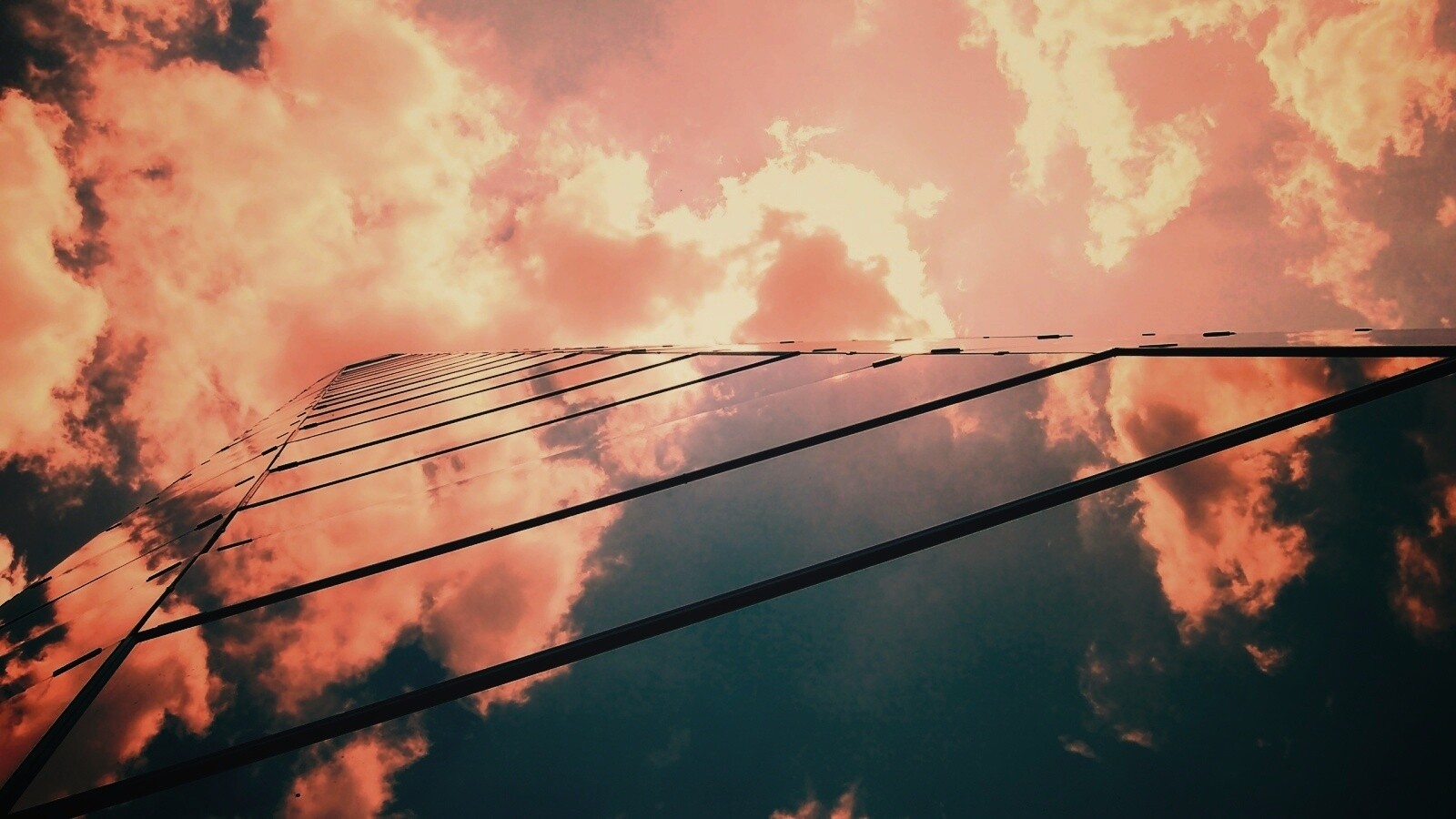 Стеклянный небоскреб уходящий в небо обои