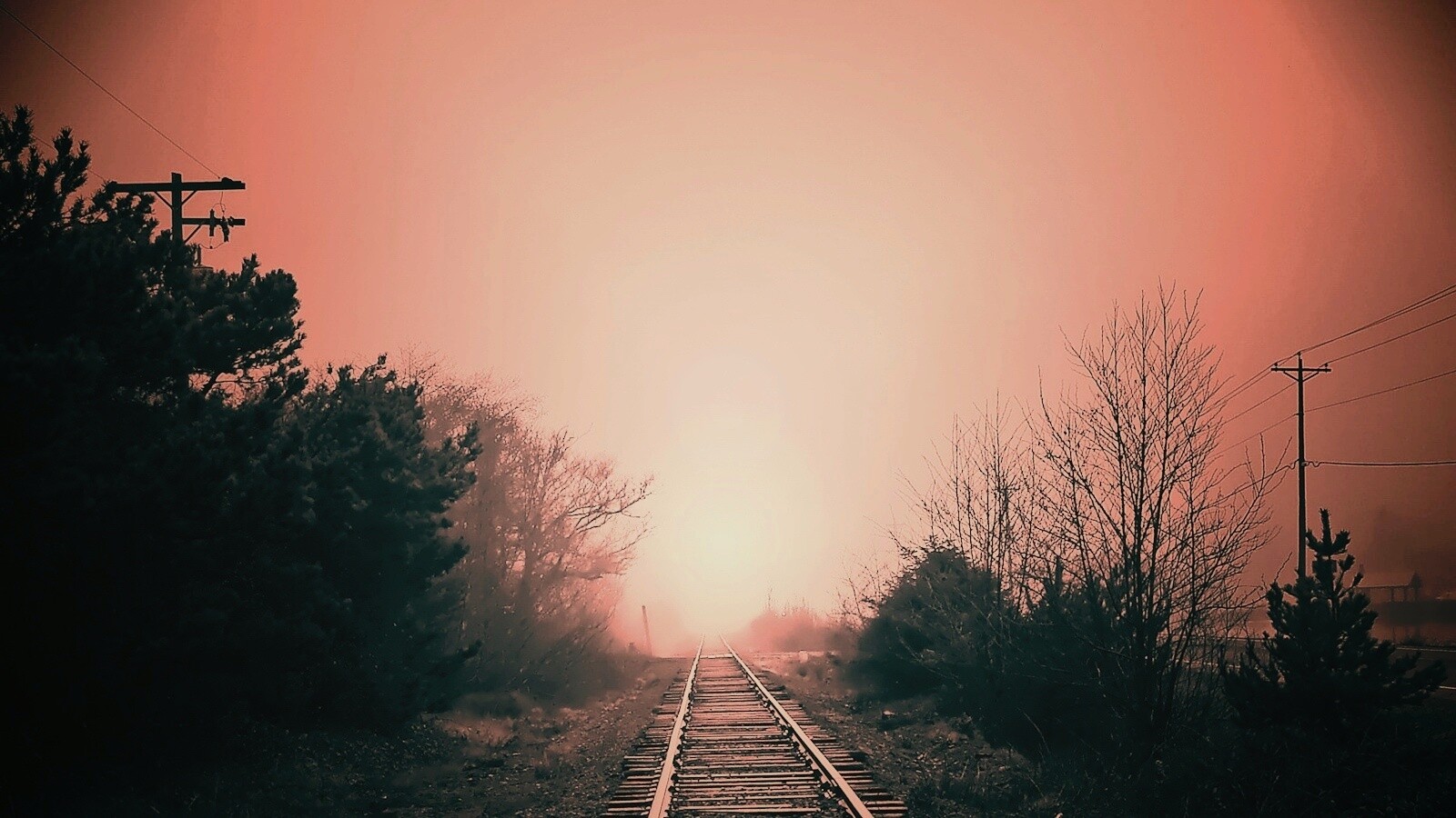 Железная дорога уходит в туман обои