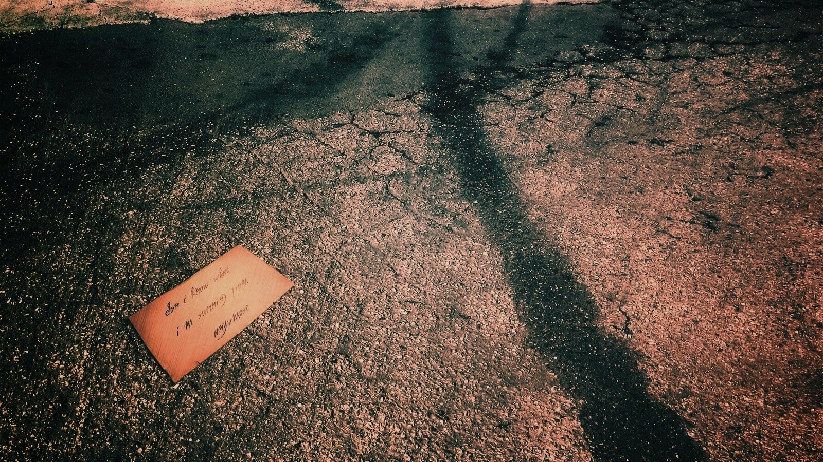 Записка на асфальте обои