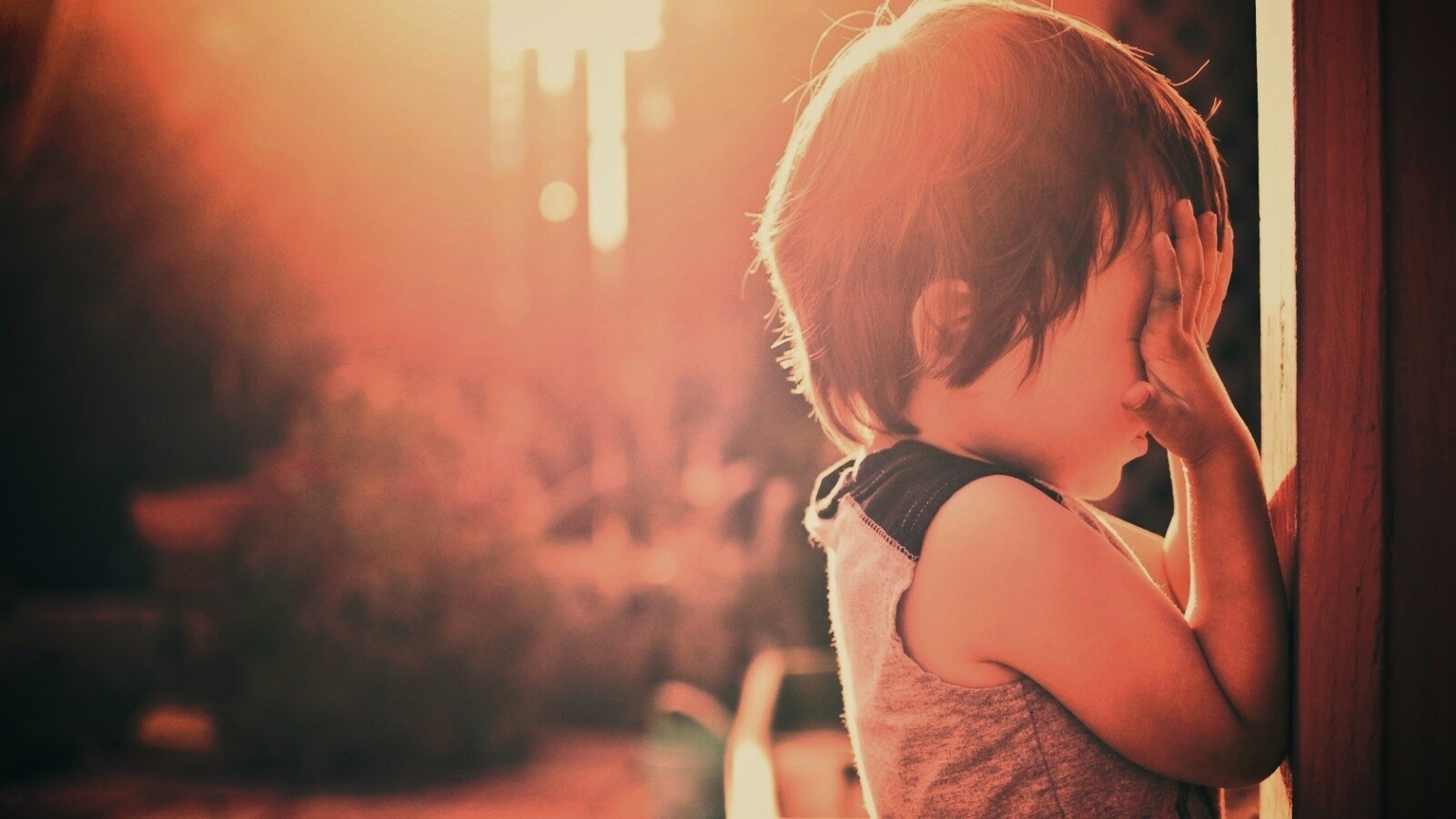 Малыш играет в прятки обои