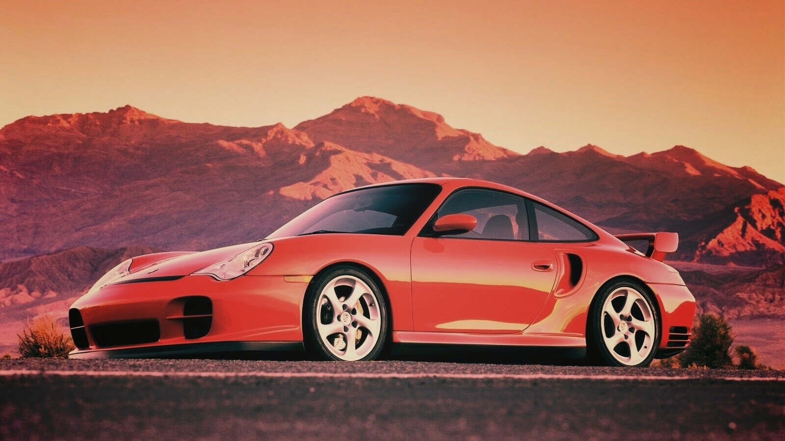 Красный Порше на фоне гор обои