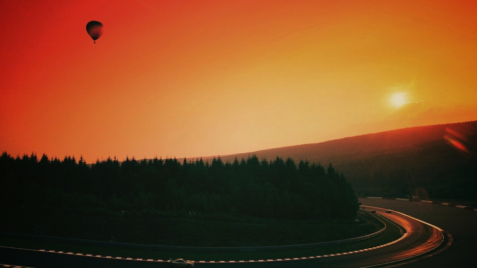 Воздушный шар над треком обои