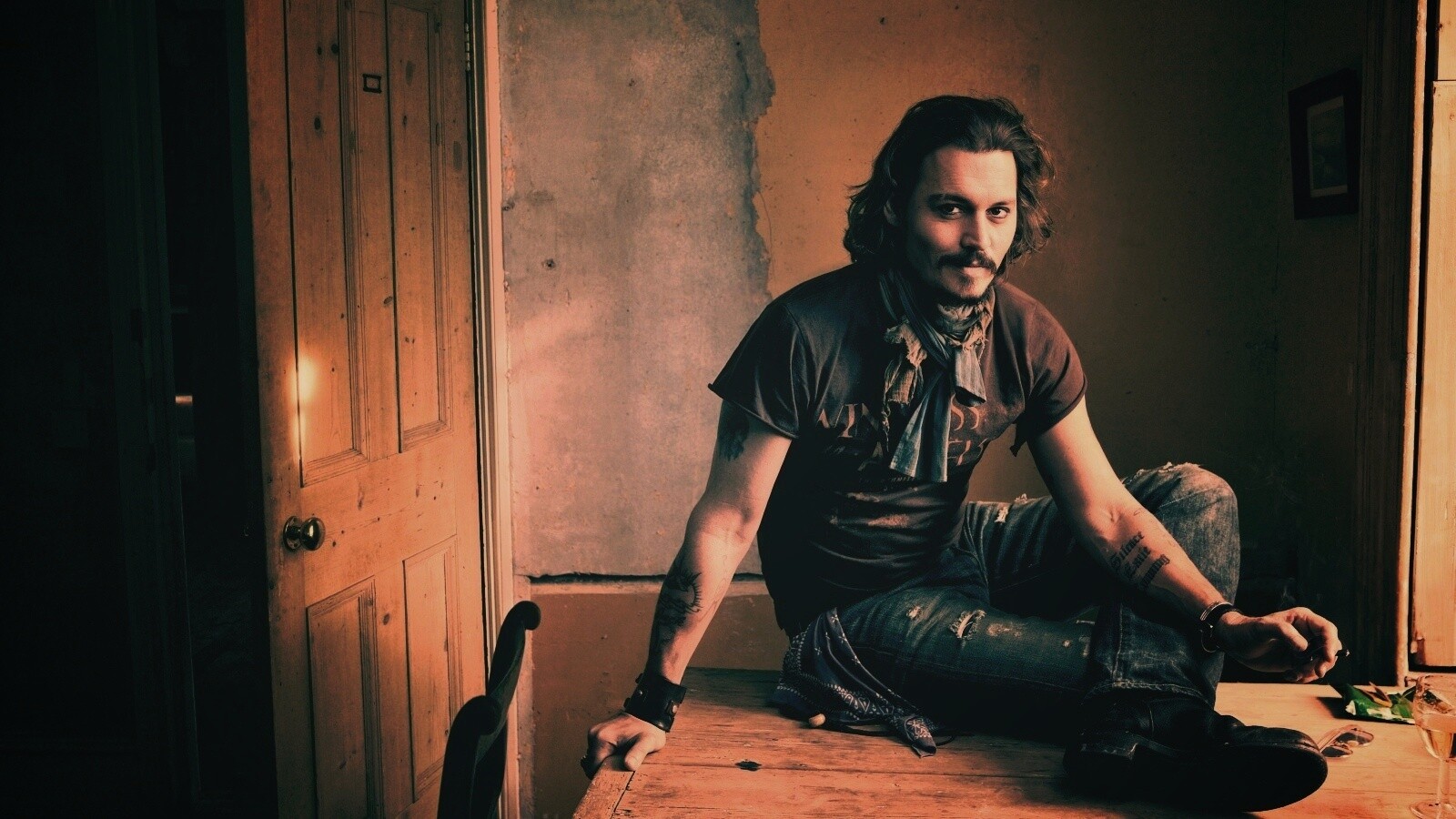 Джонни Депп на столе обои