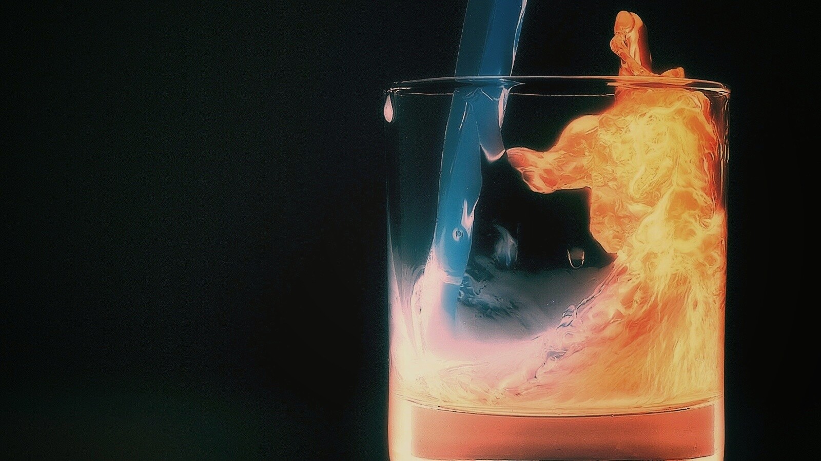 Огонь и вода в стакане обои